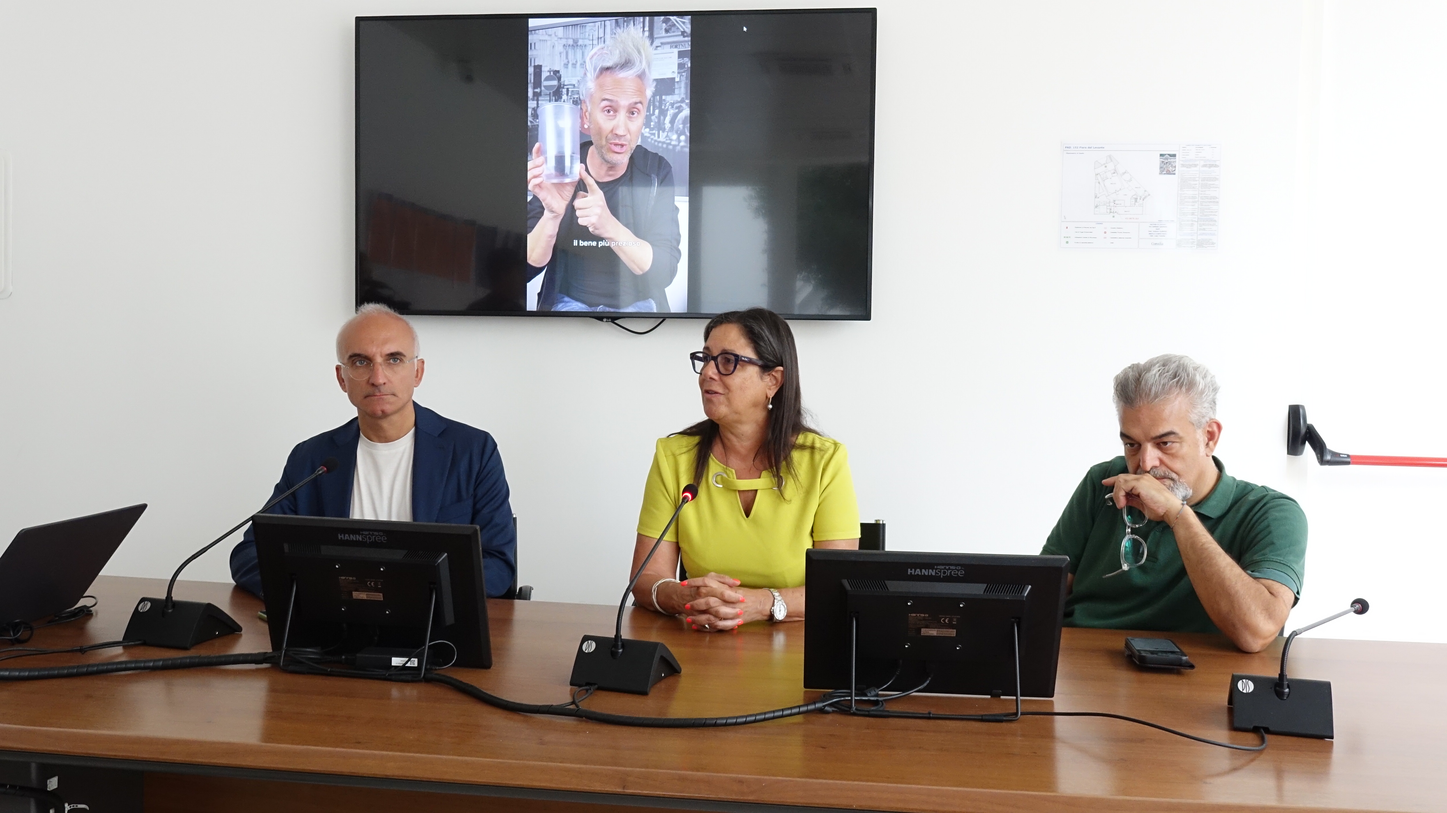 Galleria Presentata in Fiera del Levante la campagna di sensibilizzazione della Regione Puglia sul risparmio delle risorse idriche con il divulgatore e docente di fisica Vincenzo Schettini - Diapositiva 2 di 8