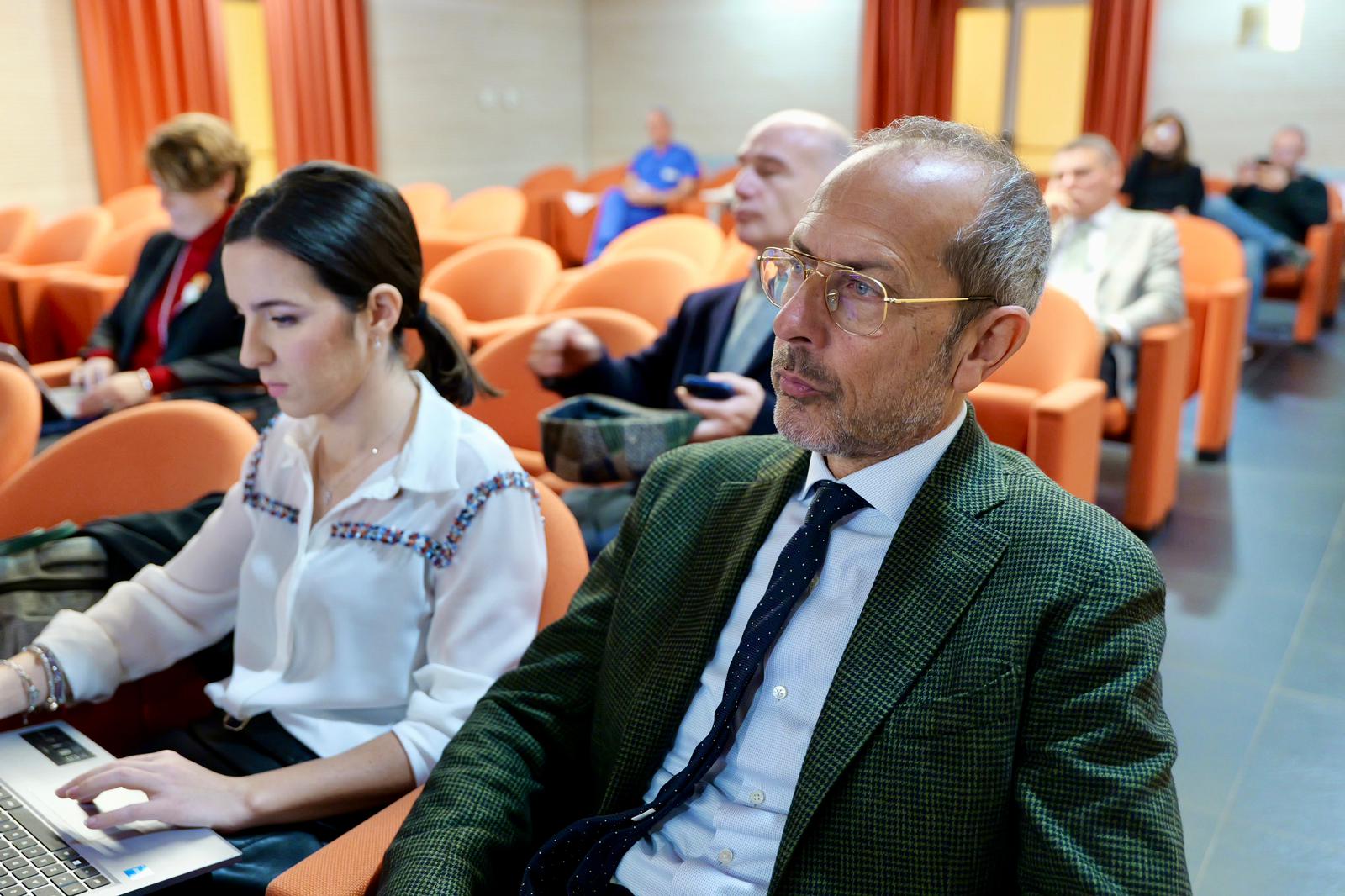 Galleria IL PRESIDENTE EMILIANO ALLA RIUNIONE DELL’UNITÀ DI COORDINAMENTO DELLA RETE ONCOLOGICA PUGLIESE: “PUNTARE ANCORA DI PIÙ SUI CENTRI DI ORIENTAMENTO” - Diapositiva 4 di 14