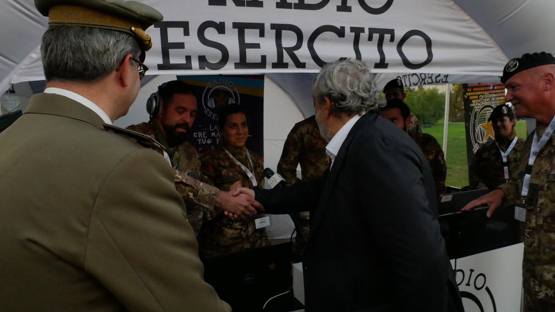 Galleria Fdl 22: Emiliano visita stand Esercito in Fiera - Diapositiva 7 di 9