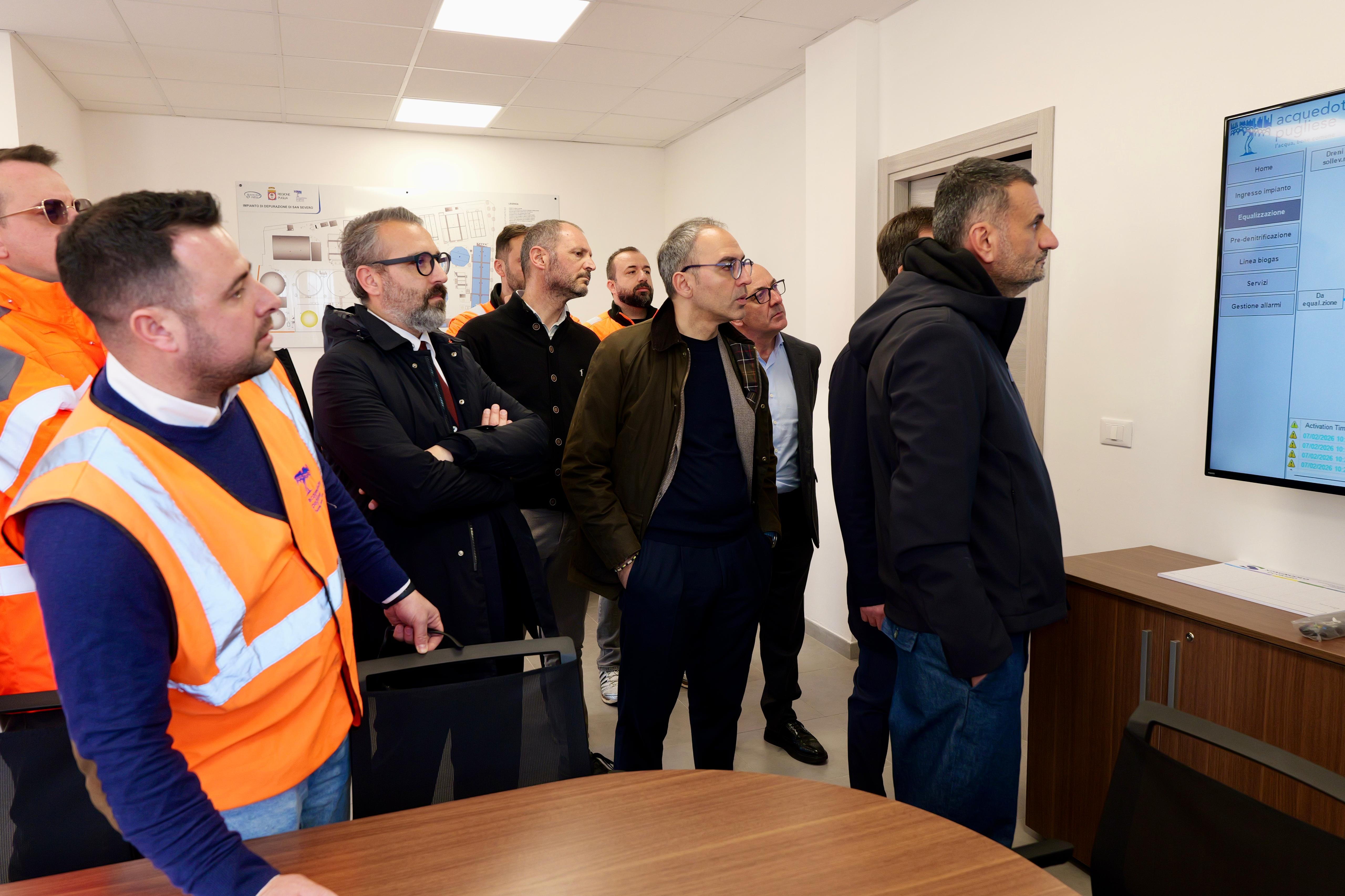 Galleria Decaro in visita agli impianti idrici di San Severo e Finocchito: “Stiamo superando la crisi. Presto attivi in Puglia 42 impianti di riuso di acque reflue. Pronta la vasca per l’acqua del Liscione dal Molise” - Diapositiva 5 di 6