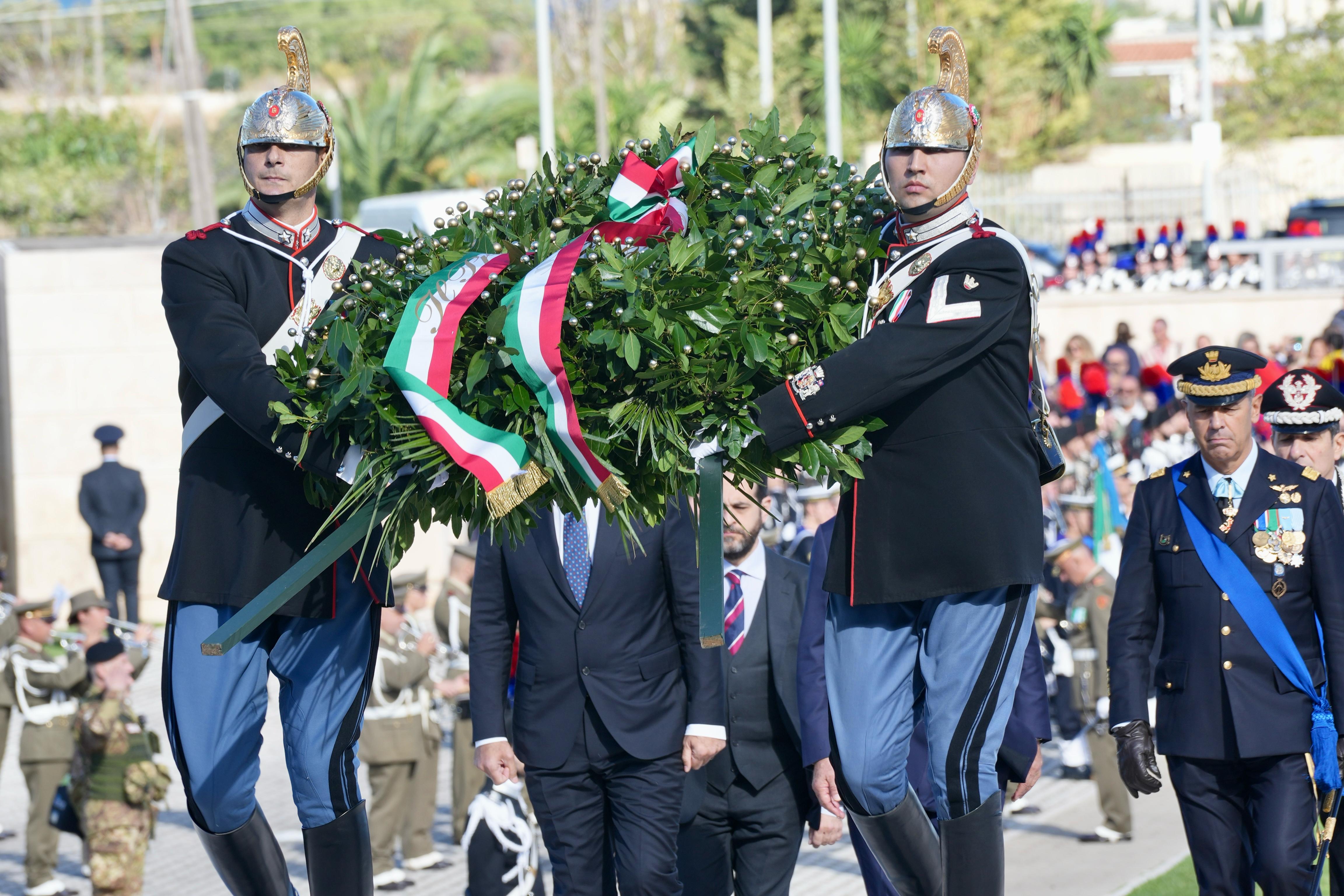 Galleria Il presidente Emiliano alle celebrazioni della Giornata dell'Unità nazionale e delle Forze Armate: “Festa che esprime gratitudine per i nostri caduti e volontà di pace” - Diapositiva 13 di 14
