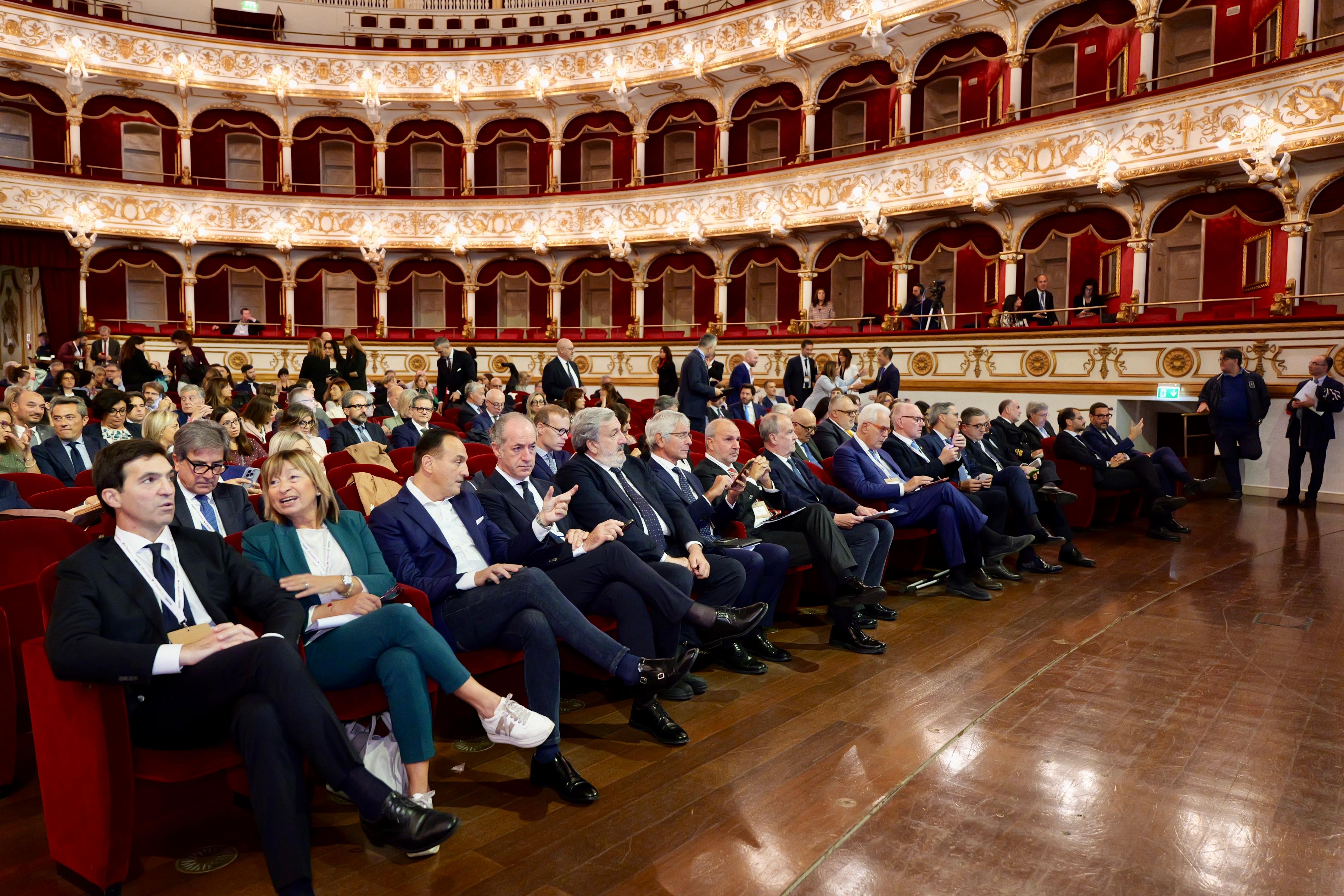 Galleria Festival delle Regioni, intervento di Emiliano al Petruzzelli: “Intelligenza artificiale e flussi migratori, risorse per l’Italia e l’Europa” - Diapositiva 9 di 14