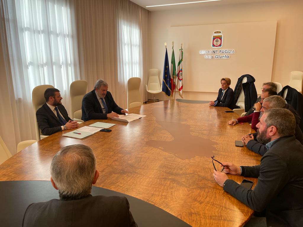 Galleria FINANZIARIA NAZIONALE: EMILIANO INCONTRA DELEGAZIONE UIL PUGLIA - Diapositiva 2 di 6