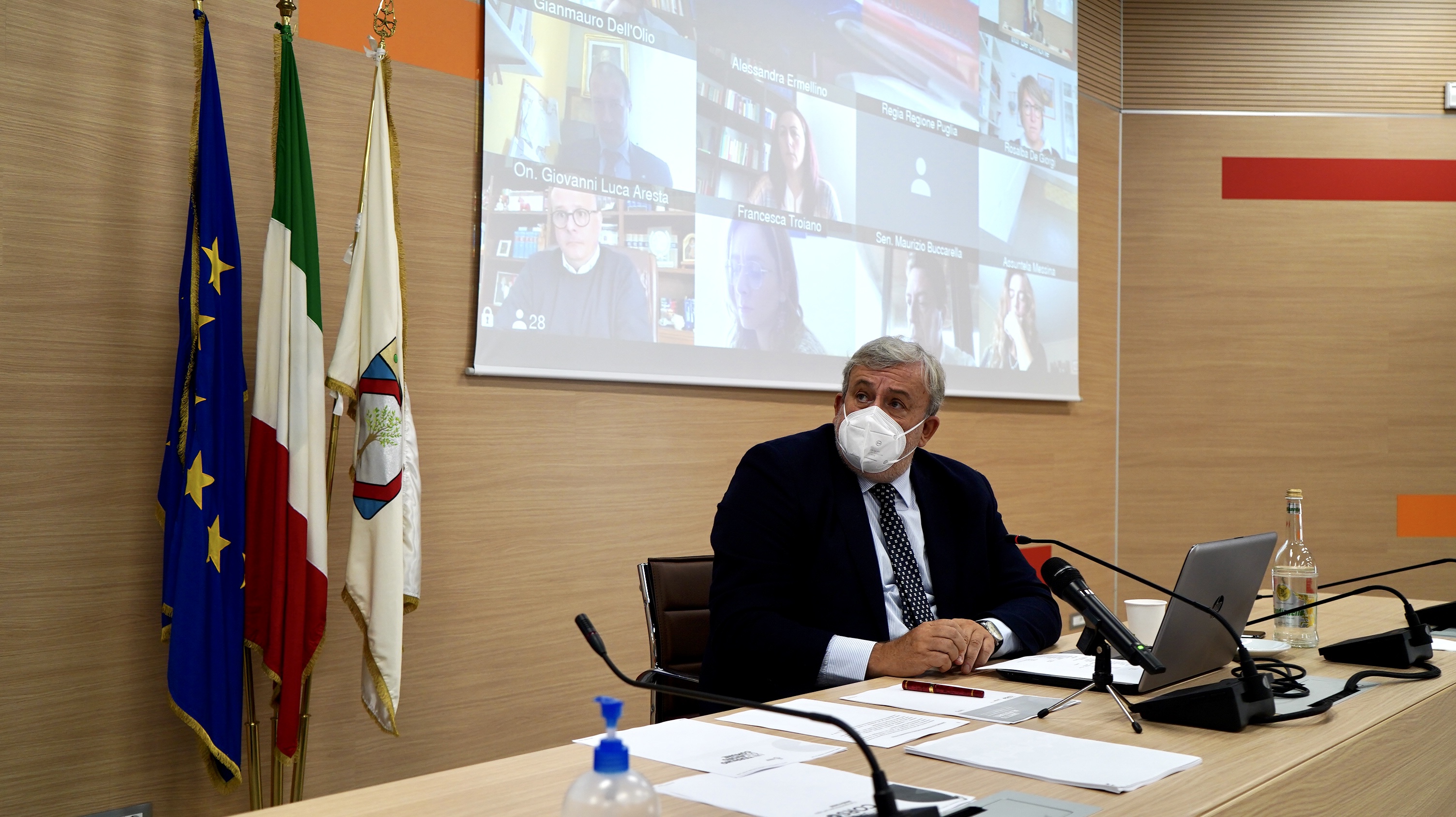 Galleria INCONTRO TRA EMILIANO E PARLAMENTARI ED EUROPARLAMENTARI DI GOVERNO SUL PROGRAMMA DELLA PUGLIA - Diapositiva 2 di 11