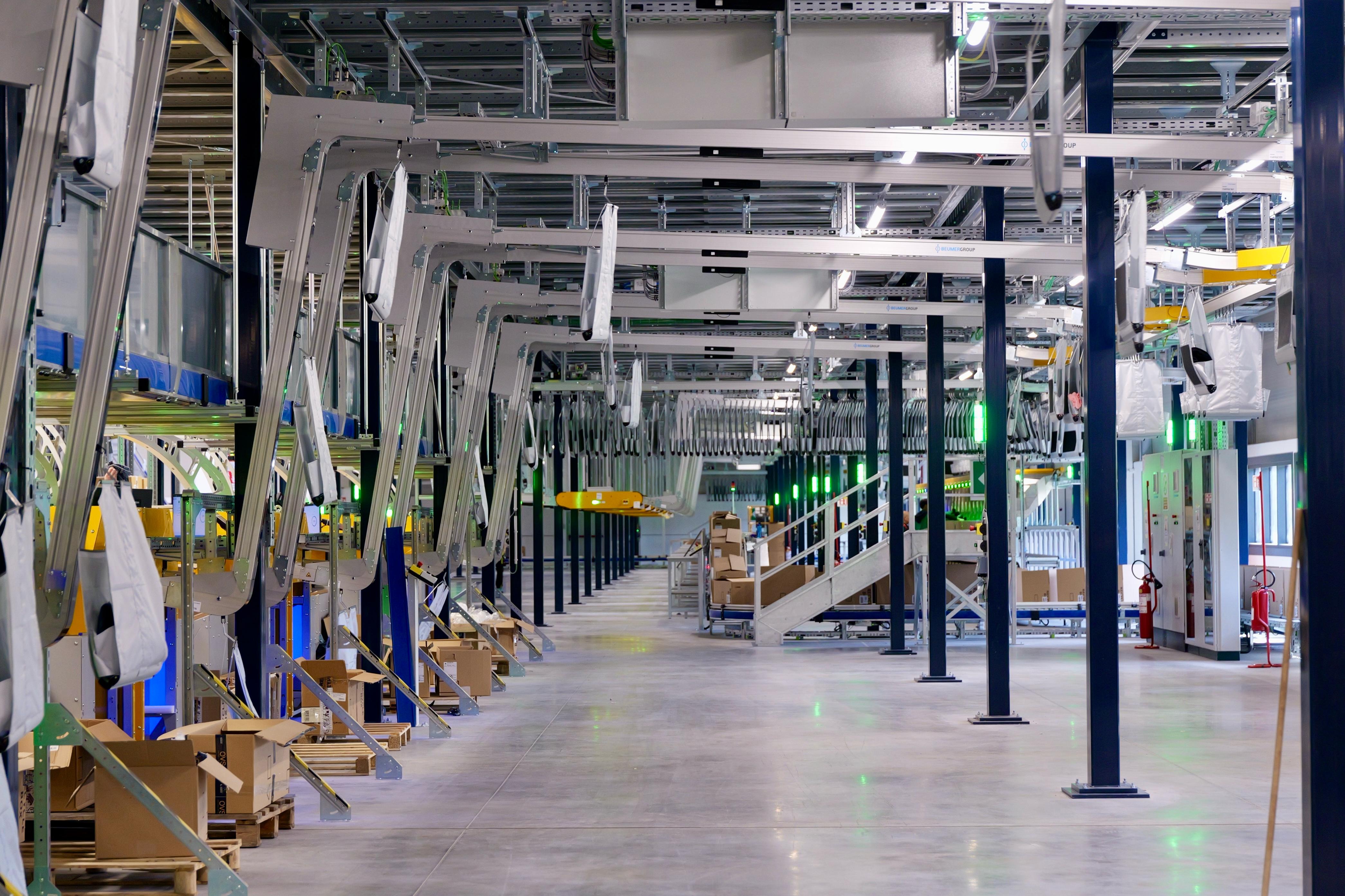 Galleria Gruppo OVS presenta in Puglia il nuovo polo di innovazione tecnologica e il centro evoluto per il riutilizzo dei capi in ottica di economia circolare - Diapositiva 8 di 11