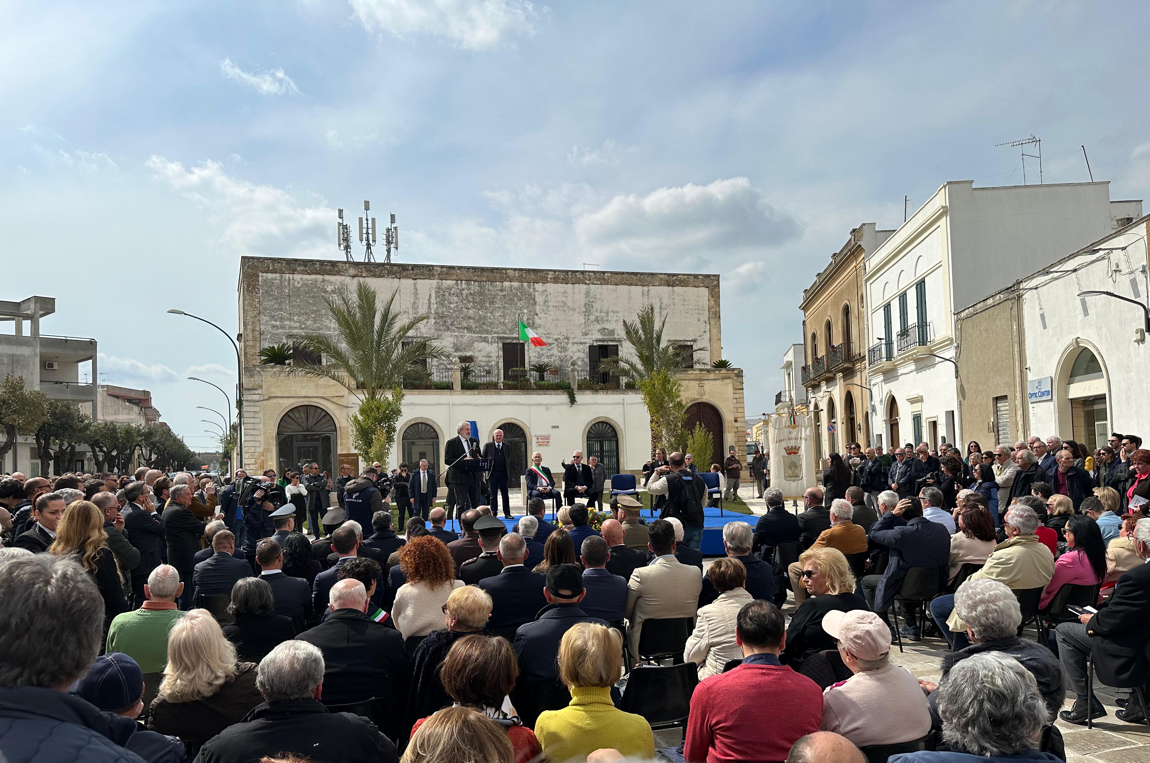 Galleria IL PRESIDENTE EMILIANO A CAMPI SALENTINA PER L’INTITOLAZIONE DELL’EX PIAZZA GARIBALDI A NICOLA QUARTA: “SENZA LE SUE RADICI, LA PUGLIA NON SAREBBE QUELLA CHE OGGI È DIVENTATA” - Diapositiva 2 di 8
