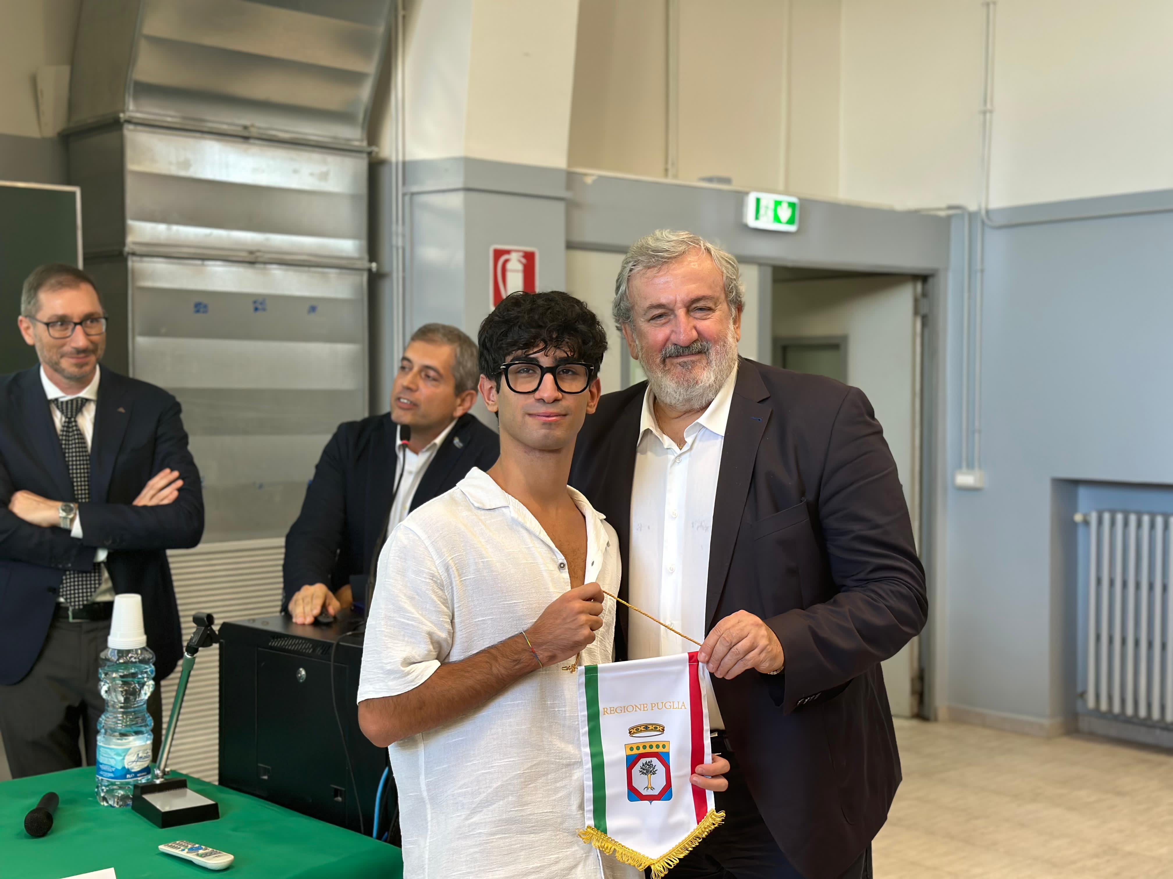 Galleria GIOCHI DELLA CHIMICA, EMILIANO E FARINOLA (SCI) HANNO INCONTRATO GLI STUDENTI PUGLIESI DISTINTISI ALL’ULTIMA EDIZIONE - Diapositiva 3 di 11