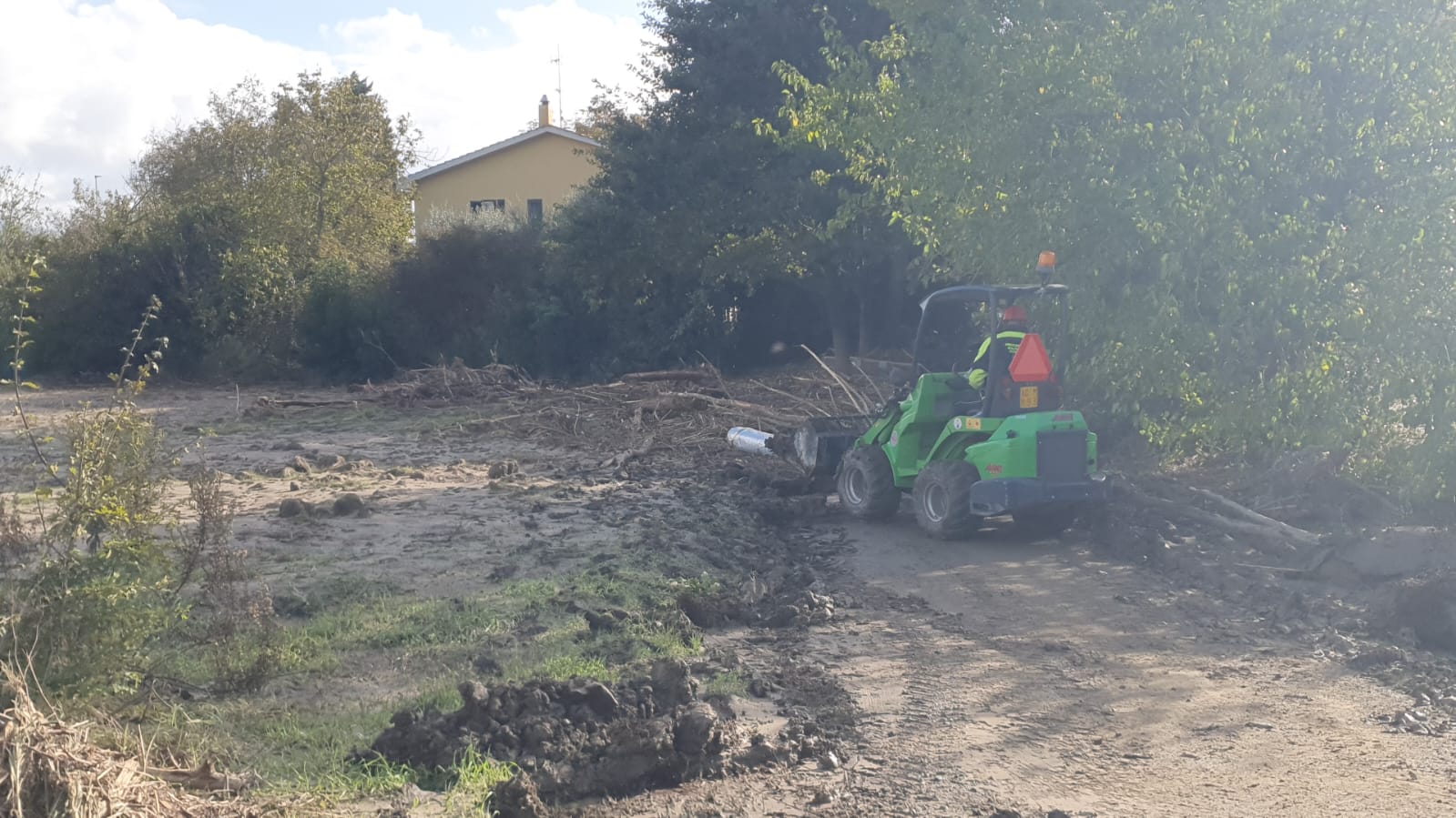 Galleria EMERGENZA ALLUVIONE, EMILIANO E GIANI A CAMPI BISENZIO CON LA COLONNA MOBILE DELLA PROTEZIONE CIVILE  - Diapositiva 10 di 18