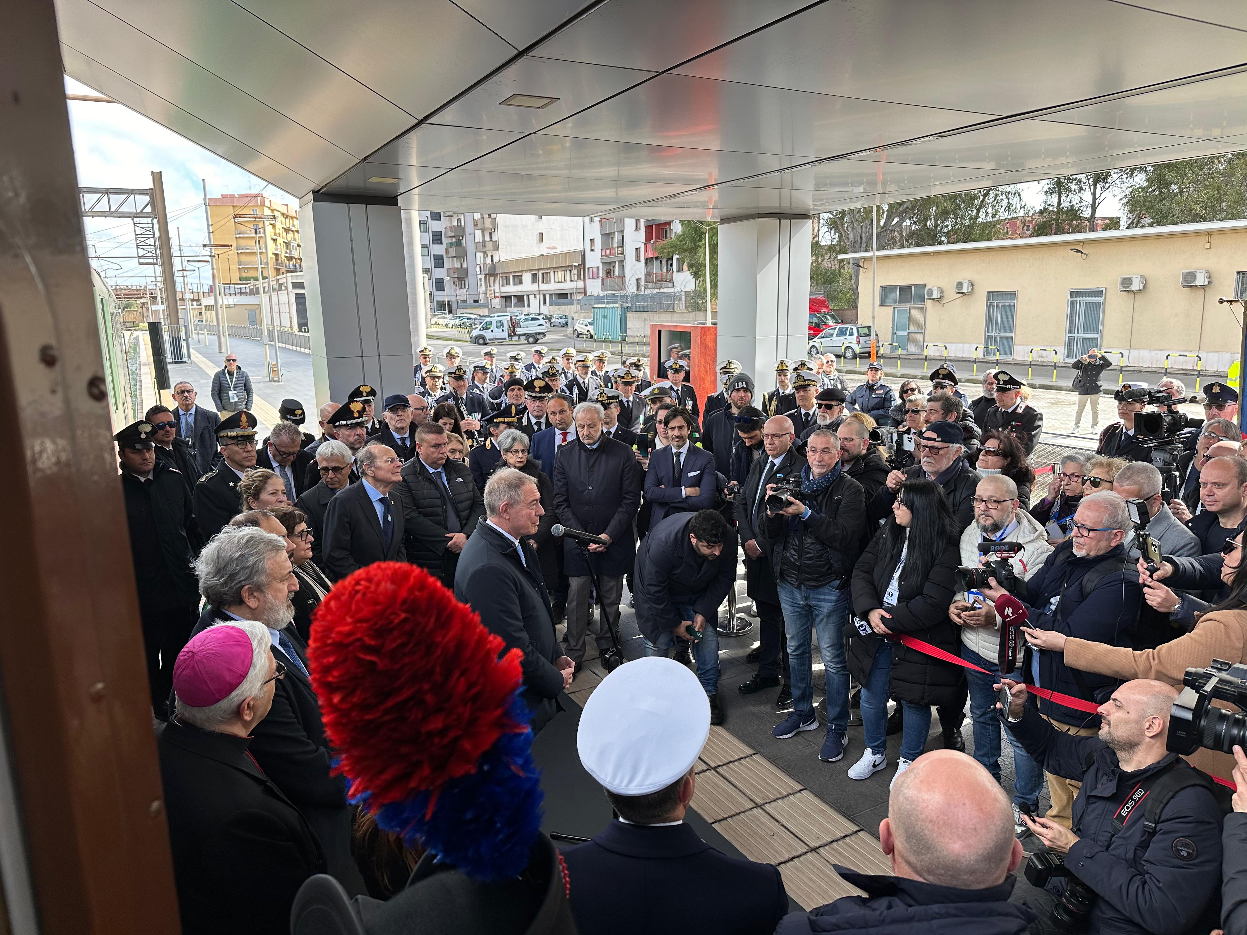Galleria Treno del Ricordo, cerimonia di chiusura a Taranto con Emiliano, Di Bari e il ministro Urso - Diapositiva 8 di 15