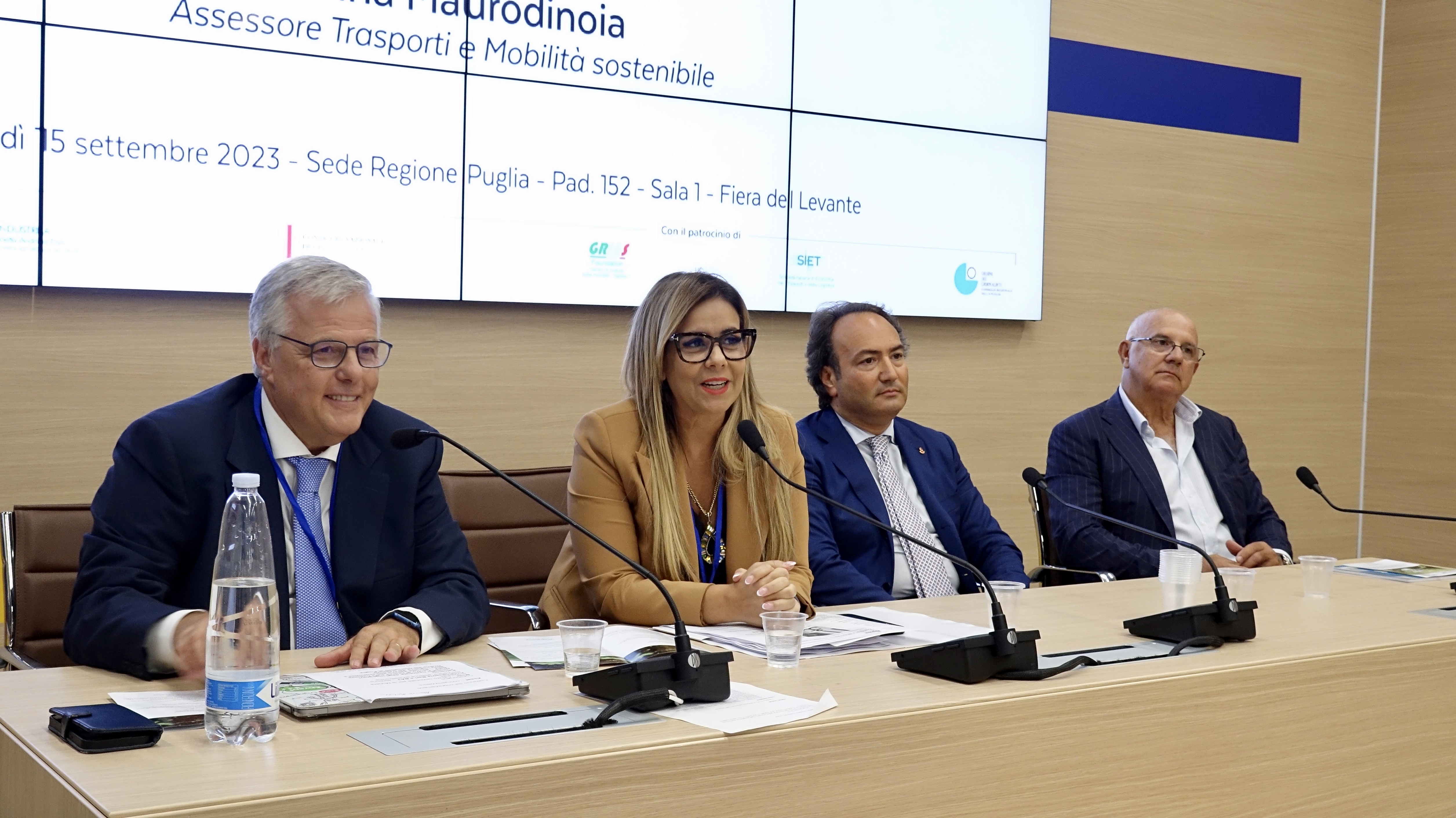 Galleria FDL 2023. Mobilità sostenibile e digitalizzazione dei trasporti, gli obiettivi della nuova programmazione regionale 2021-2027 in materia - Diapositiva 2 di 10