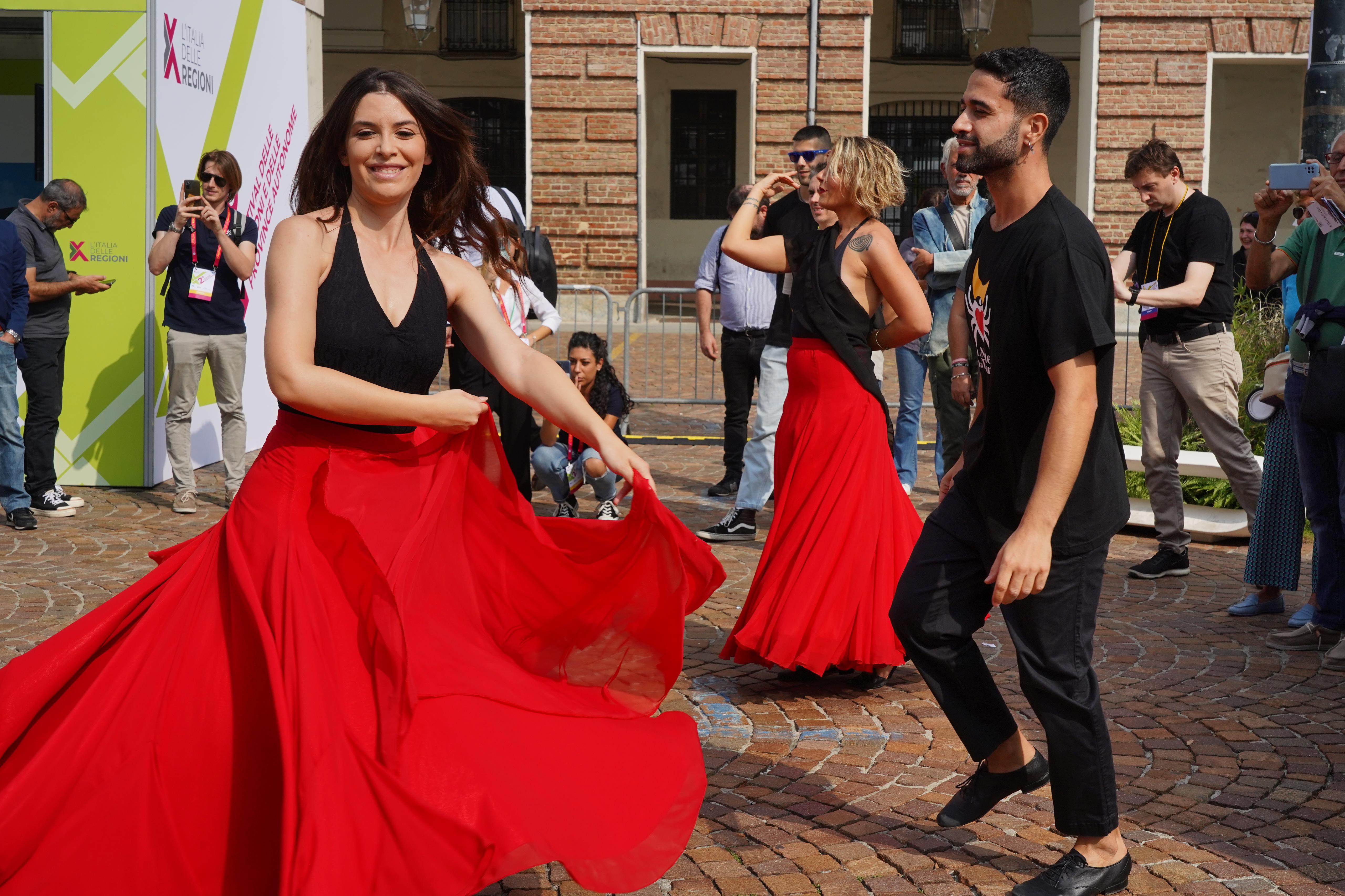 Galleria FESTIVAL DELLE REGIONI, OGGI IL PRESIDENTE MATTARELLA  EMILIANO: “SUL PNRR LE REGIONI VIGILERANNO E COLLABORERANNO AFFINCHÈ GLI OBIETTIVI DI SPESA SIANO RISPETTATI” - Diapositiva 11 di 13