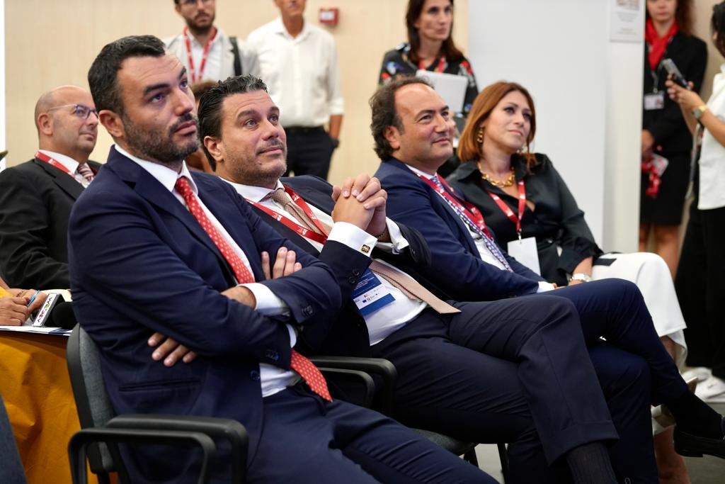 Galleria FDL 2023. “SEF - Sud Export Forum”, FIRMATO PROTOCOLLO D'INTESA TRA REGIONE PUGLIA, NUOVA FIERA DEL LEVANTE, FORUM ITALIANO DELL’EXPORT E CAMERA DI COMMERCIO DI BARI - Diapositiva 6 di 15