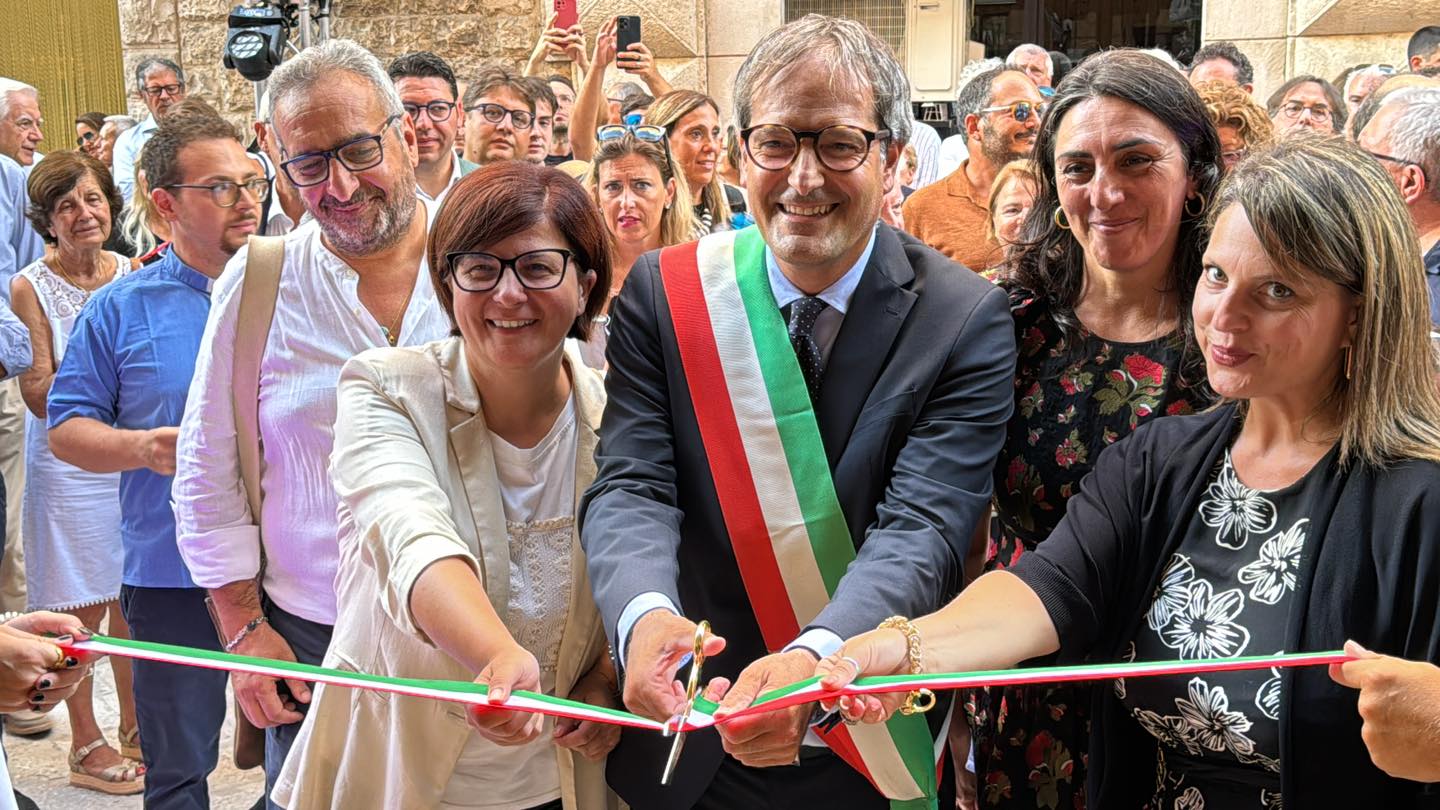 Galleria Ciliento e Matrangola all’inaugurazione della Nuova Biblioteca Comunale di Bisceglie - Diapositiva 5 di 6