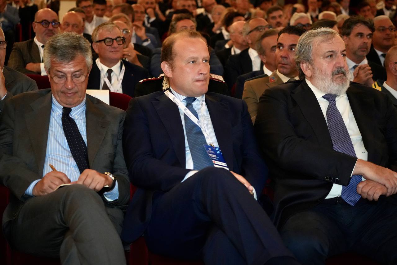 Galleria EMILIANO ALL’ASSEMBLEA GENERALE DI CONFINDUSTRIA BARI-BAT: “IL SISTEMA PUGLIA HA CONSENTITO DI RAGGIUNGERE RISULTATI TRA I MIGLIORI D’ITALIA” - Diapositiva 10 di 11