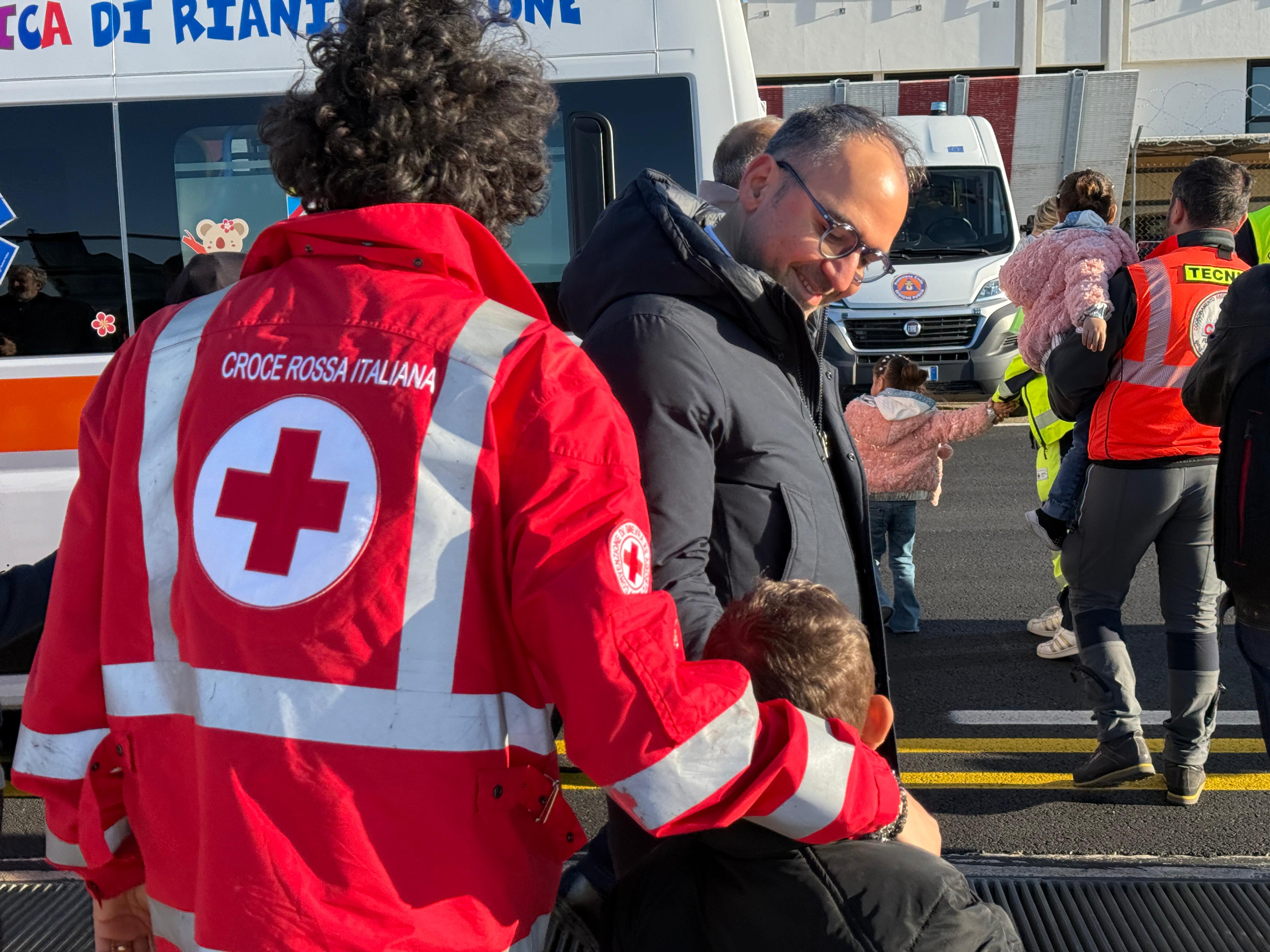 Galleria EMILIANO E PIEMONTESE ACCOLGONO UNA FAMIGLIA PALESTINESE DA GAZA CHE ACCOMPAGNA UNA BAMBINA CHE SARÀ CURATA DAL POLICLINICO DI BARI - Diapositiva 4 di 10