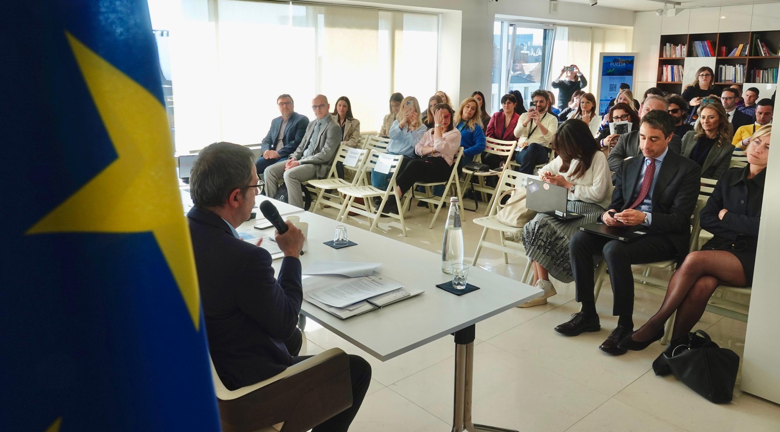 Galleria LA SCUOLA REGIONALE DI FORMAZIONE PER LE POLITICHE GIOVANILI IN MISSIONE A BRUXELLES: 40 AMMINISTRATORI LOCALI PUGLIESI A CONFRONTO CON EUROPARLAMENTARI E DIRIGENTI EUROPEI - Diapositiva 5 di 10