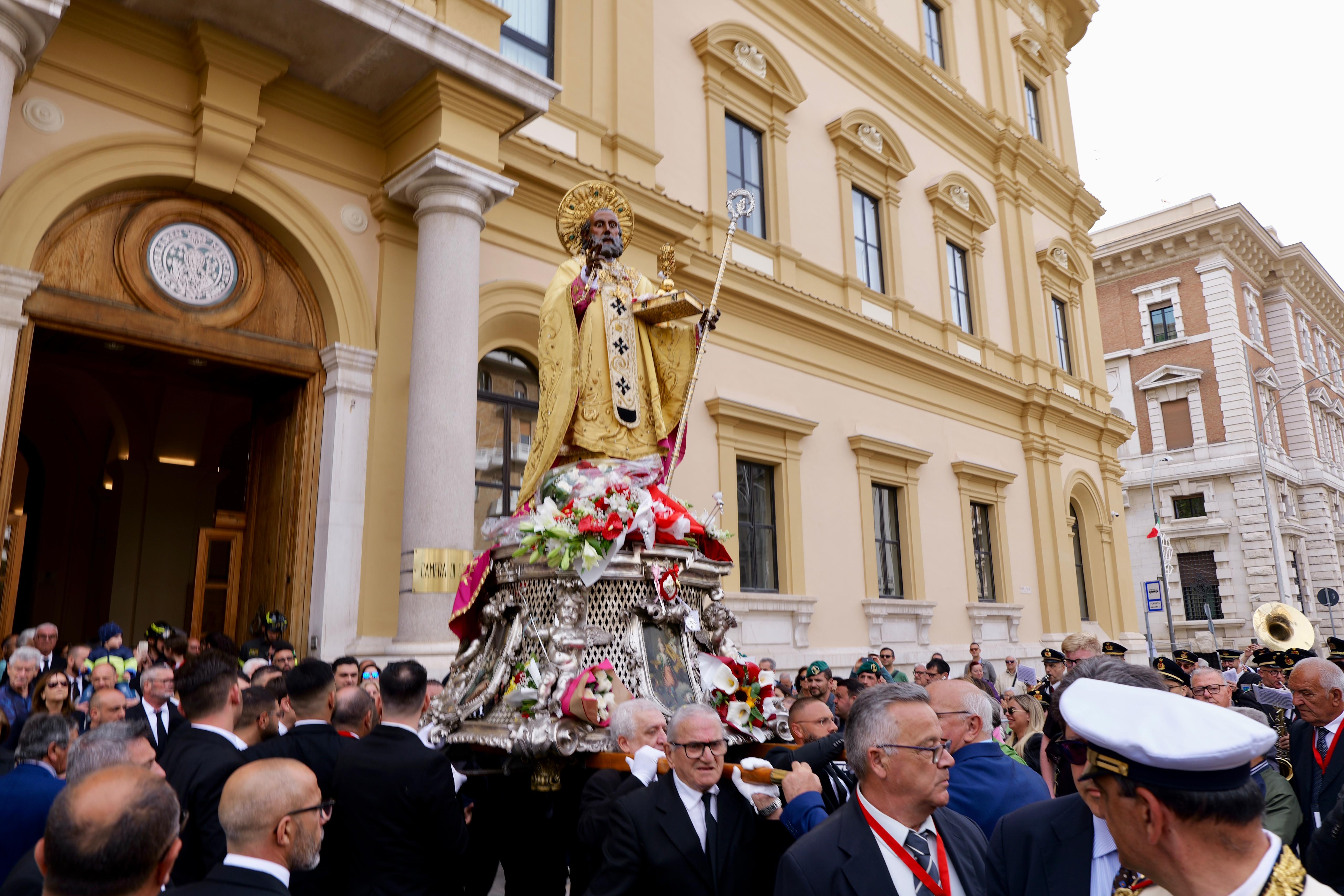 Galleria Bari, Emiliano alle celebrazioni per la festa di San Nicola: “E’ anche il patrono della Puglia che si celebra in giornate importanti” - Diapositiva 3 di 9