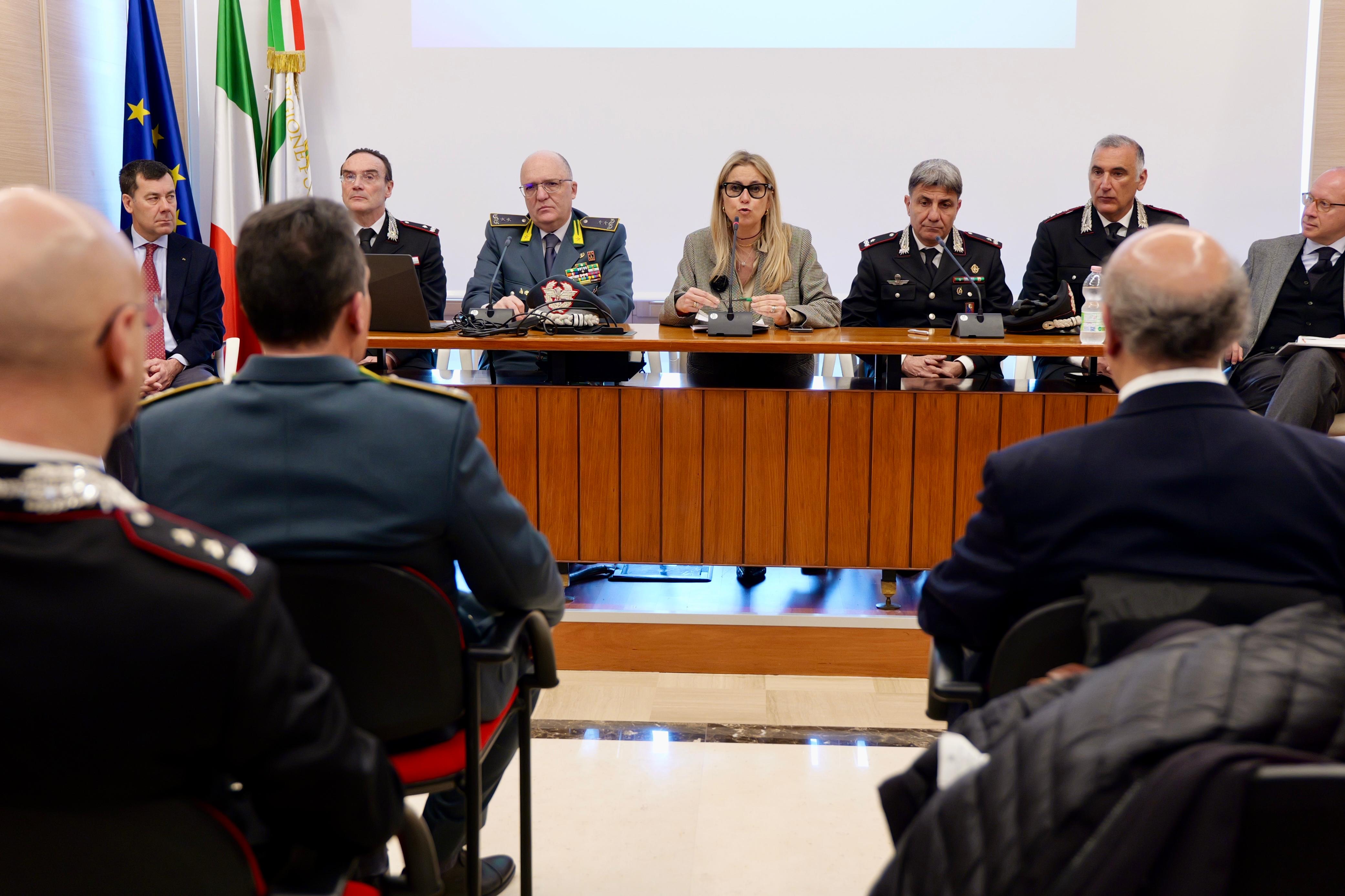 Galleria Prevenzione e contrasto dei reati ambientali: Regione Puglia, Forze dell’Ordine, Arpa e CNR presentano l'accordo quadro - Diapositiva 5 di 8