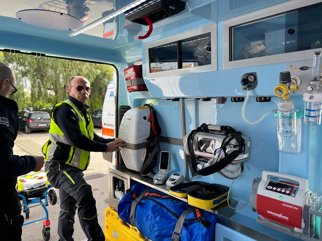 Galleria INTERNALIZZAZIONE 118 ASL BT: IL PRESIDENTE EMILIANO OGGI ALLA FIRMA DEL CONTRATTO SANITASERVICE DI 198 AUTISTI E AUTISTI SOCCORRITORI - Diapositiva 8 di 9