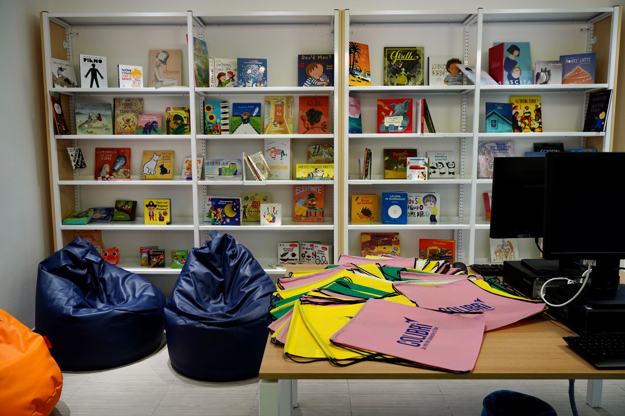 Galleria A CARBONARA L’INAUGURAZIONE DELLA COMMUNITY LIBRARY “MAUROGIOVANNI” NELLA SCUOLA DE MARINIS CON IL PRESIDENTE EMILIANO - Diapositiva 5 di 9