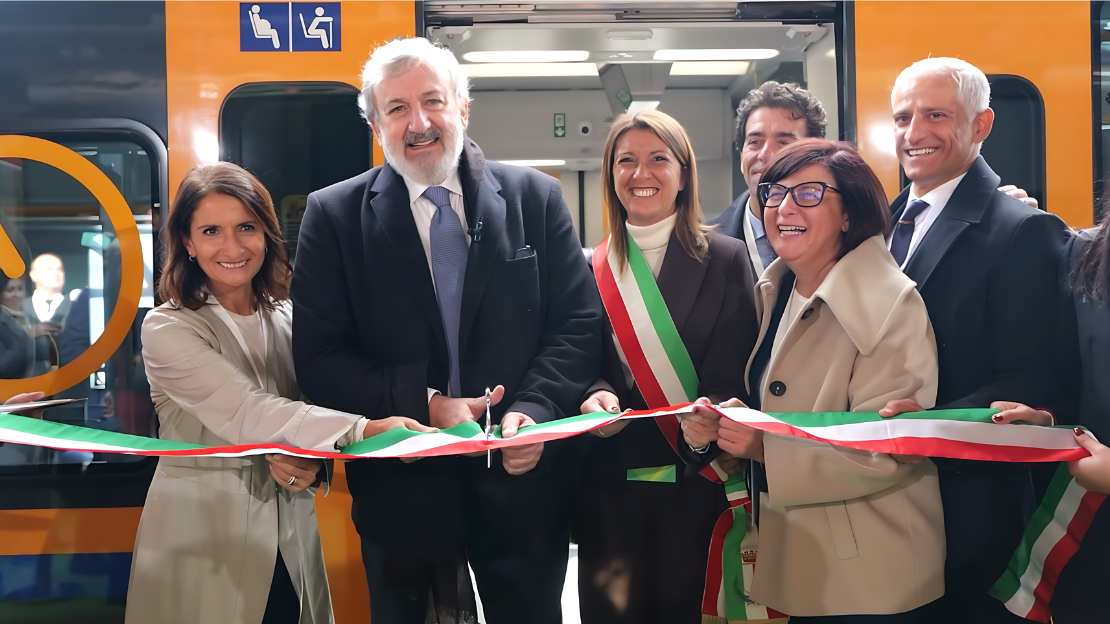 Galleria Trasporti, presentato a Bari il nuovo treno che va a completare il rinnovo della flotta del Regionale di Trenitalia garantito dai finanziamenti regionali - Diapositiva 4 di 17