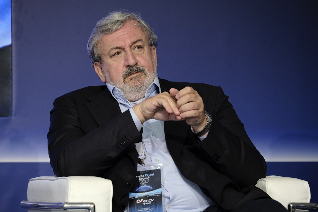 Galleria Aeroporto di Brindisi, Emiliano all’apertura della prima Torre di controllo gestita da remoto: “Il capitale umano qui impiegato farà un salto di qualità” - Diapositiva 6 di 15