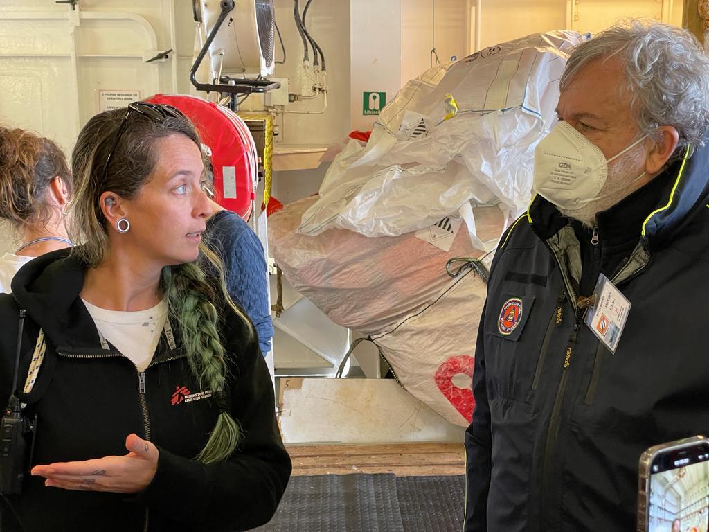 Galleria Emiliano a Brindisi per accogliere la nave di Medici Senza Frontiere con 339 persone salvate al largo di Malta - Diapositiva 25 di 34