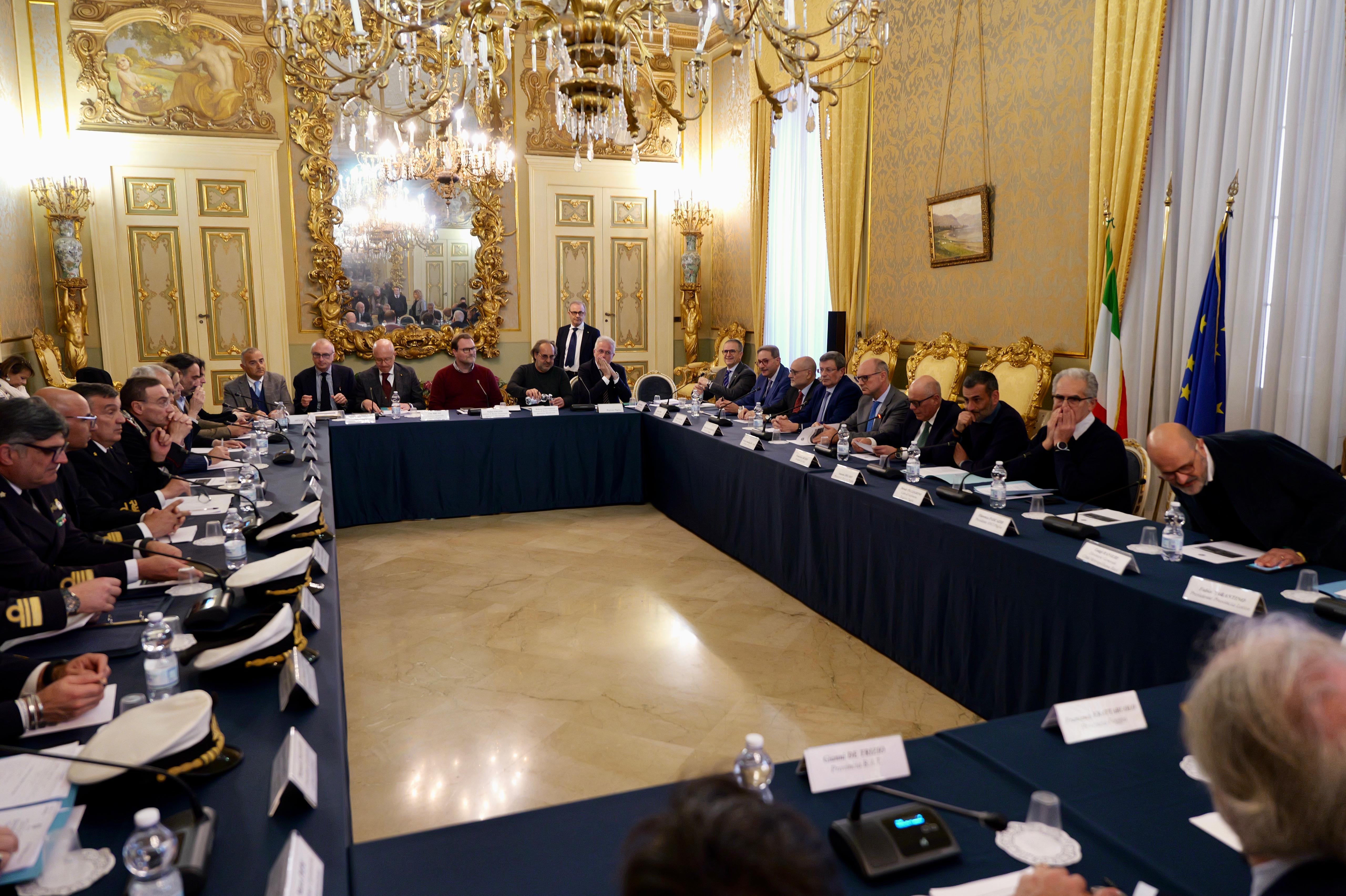 Galleria Decaro in Prefettura a Bari per riunione su manutenzione stagionale delle spiagge - Diapositiva 2 di 3