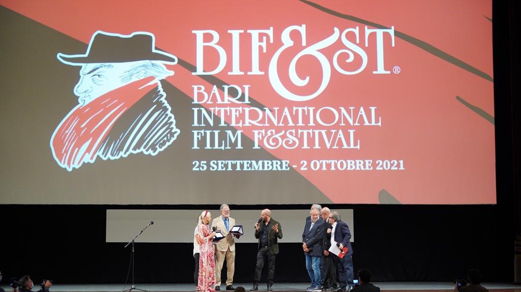 Galleria BIFEST, EMILIANO ALLA PREMIAZIONE DI HELEN MIRREN E TAYLOR HACKFORD - Diapositiva 25 di 27