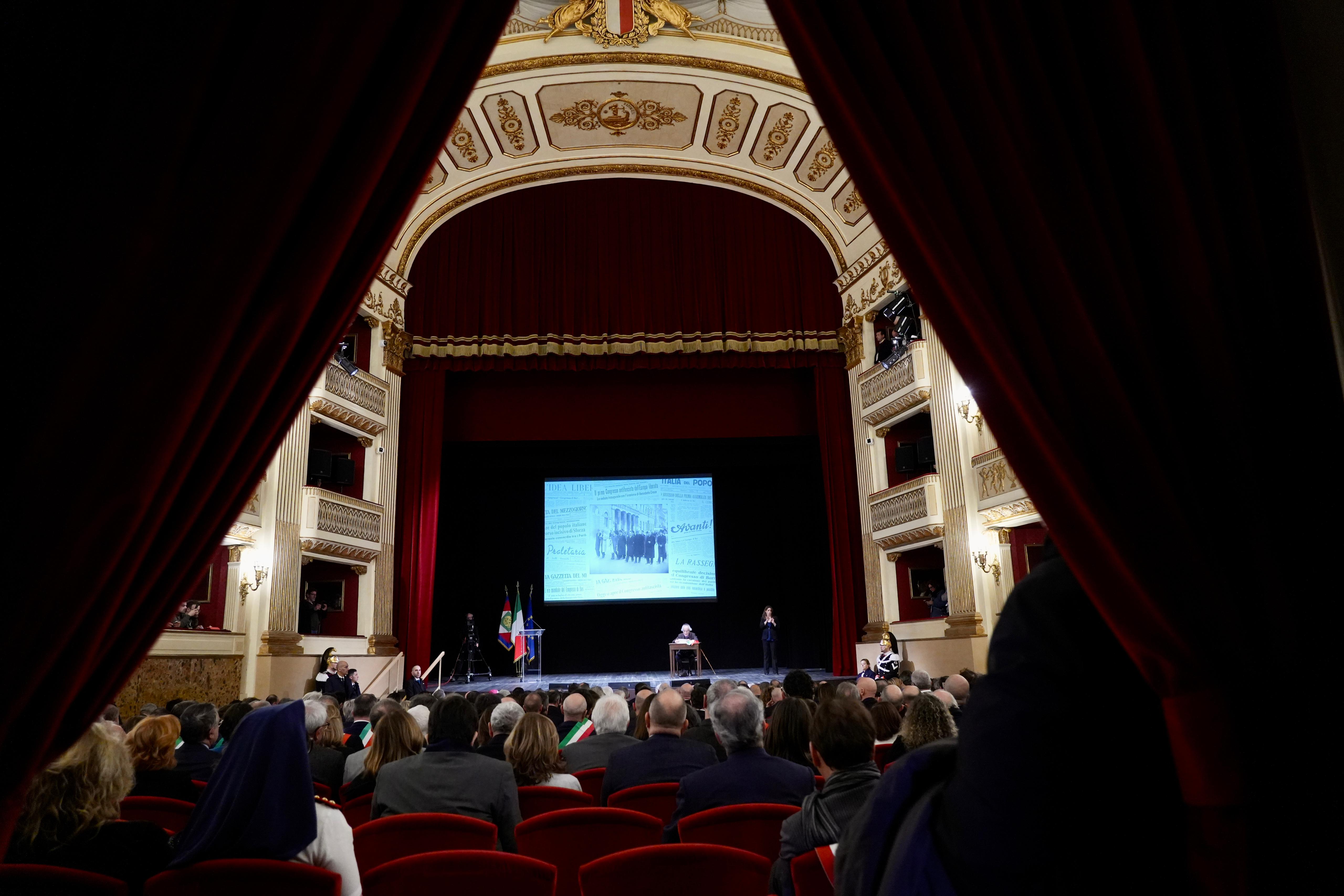 Galleria Il presidente della Repubblica Sergio Mattarella e il presidente della Regione Puglia Michele Emiliano alla mostra sulle stragi nazifasciste nella Guerra di Liberazione 1943-1945 - Diapositiva 12 di 17