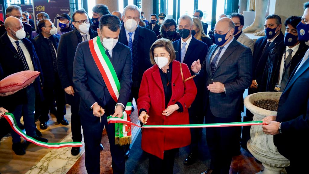 Galleria Emiliano alla mostra per i 30 anni della DIA: “Qui vedo scorrere la mia vita. La DIA nacque da un’intuizione di Falcone e ora l’Italia è riferimento nel mondo per il contrasto alle mafie” - Diapositiva 6 di 6