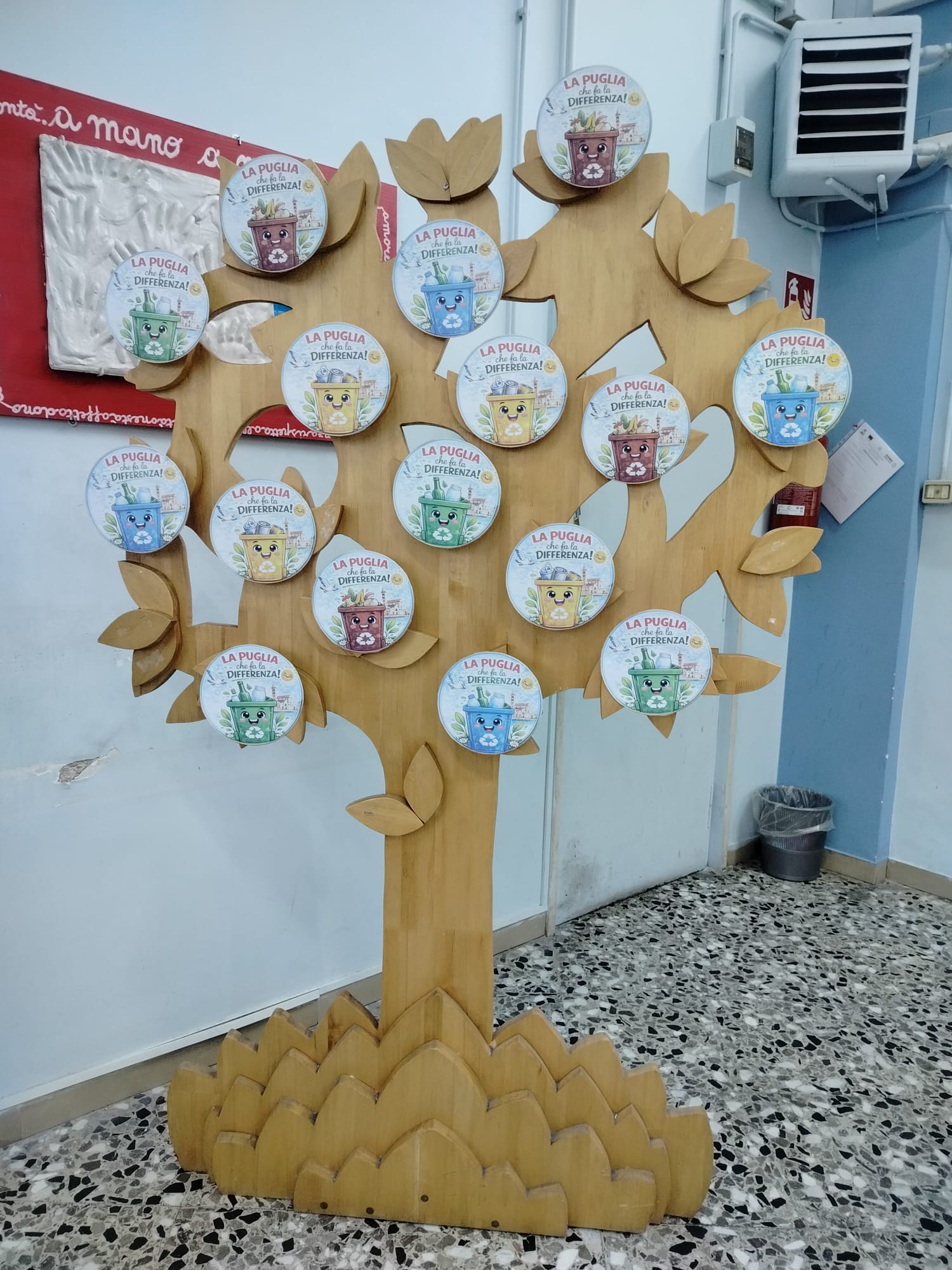 Galleria La Puglia che fa la differenza entra a scuola, l’assessore regionale all'Ambiente e Antonio Stornaiolo consegnano il quaderno sulle buone pratiche per la gestione dei rifiuti e contro gli sprechi - Diapositiva 3 di 17