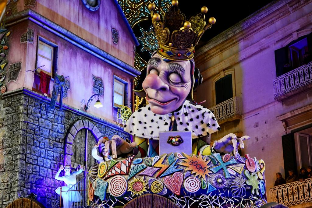 Galleria EMILIANO ALLA SFILATA DEI CARRI E DELLE MASCHERE DEL CARNEVALE DI PUTIGNANO: “ORGOGLIO DELLA PUGLIA”. - Diapositiva 6 di 17