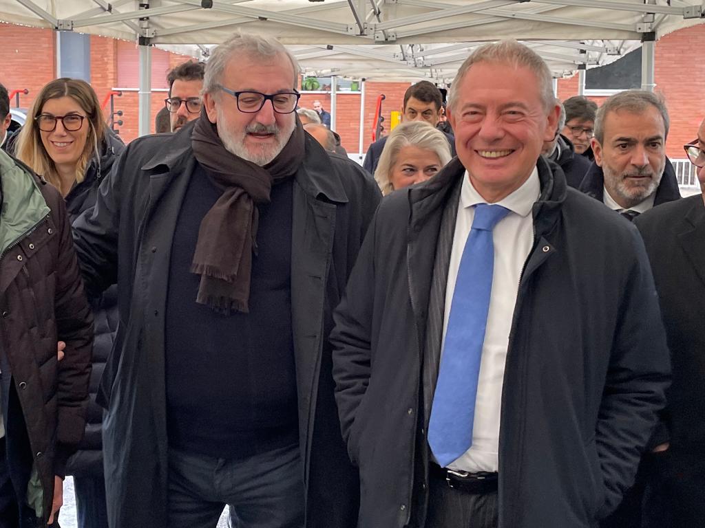 Galleria IL PRESIDENTE EMILIANO CON IL MINISTRO URSO NELLO STABILIMENTO MERMEC FERROSUD: “SULL’EX ILVA D’ACCORDO CON IL GOVERNO, MA A DUE CONDIZIONI, DECARBONIZZAZIONE E PAGAMENTO AZIENDE INDOTTO” - Diapositiva 10 di 11