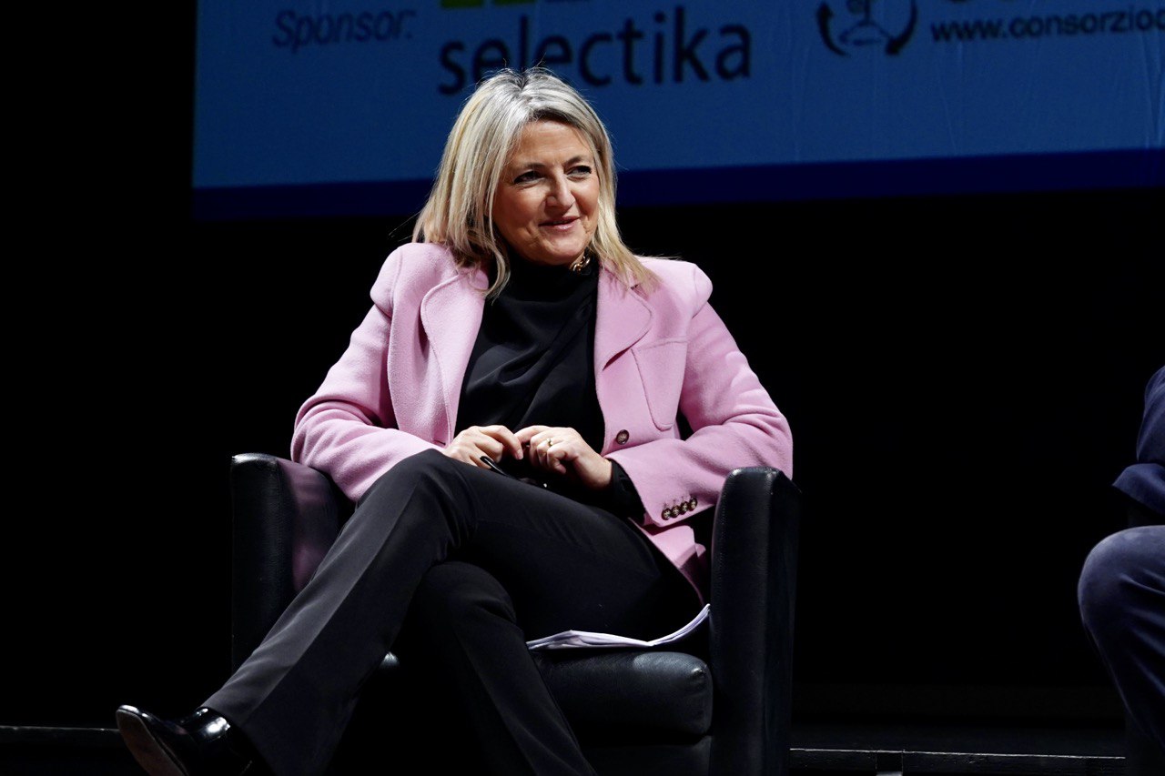 Galleria EMILIANO AGLI STATI REGIONALI DEI RIFIUTI:  “IL PIANO DELLA PUGLIA NON VUOLE IMPATTARE SULL’AMBIENTE. ASECO È UN’ALTERNATIVA PUBBLICA ALLE DIFFICOLTÀ. - Diapositiva 8 di 13