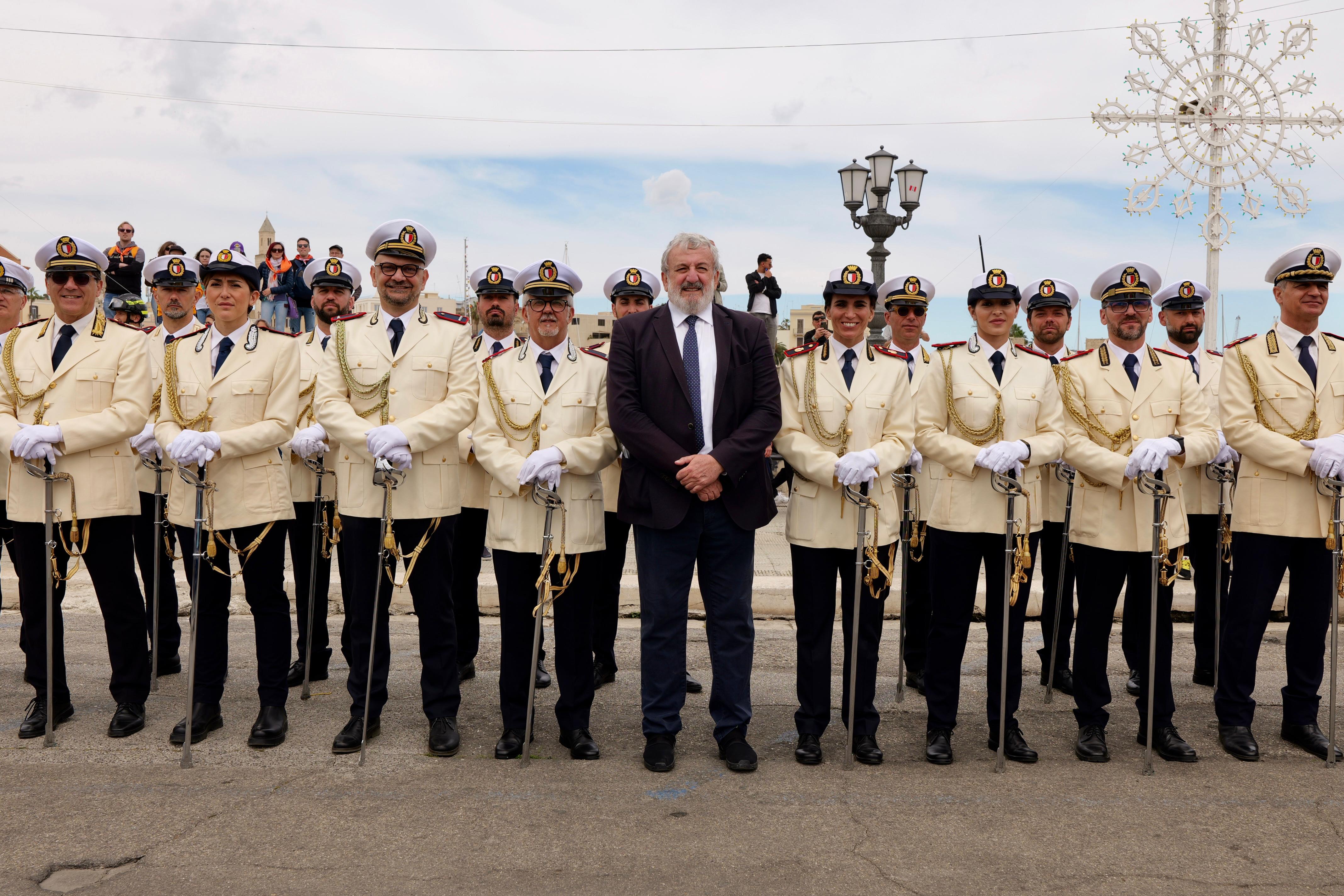 Galleria Bari, Emiliano alle celebrazioni per la festa di San Nicola: “E’ anche il patrono della Puglia che si celebra in giornate importanti” - Diapositiva 2 di 9
