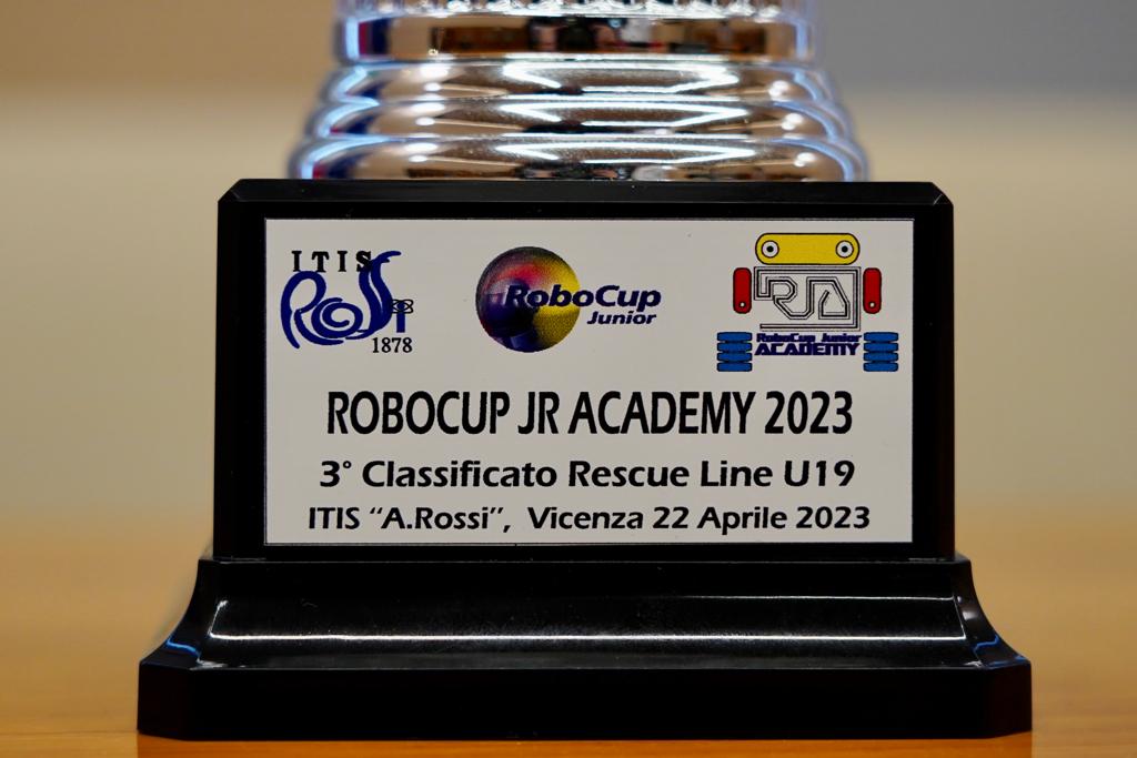 Galleria Il presidente Emiliano riceve gli studenti dell’IISS Marconi-Hack di Bari arrivati terzi ai campionati nazionali di robotica - Diapositiva 1 di 8