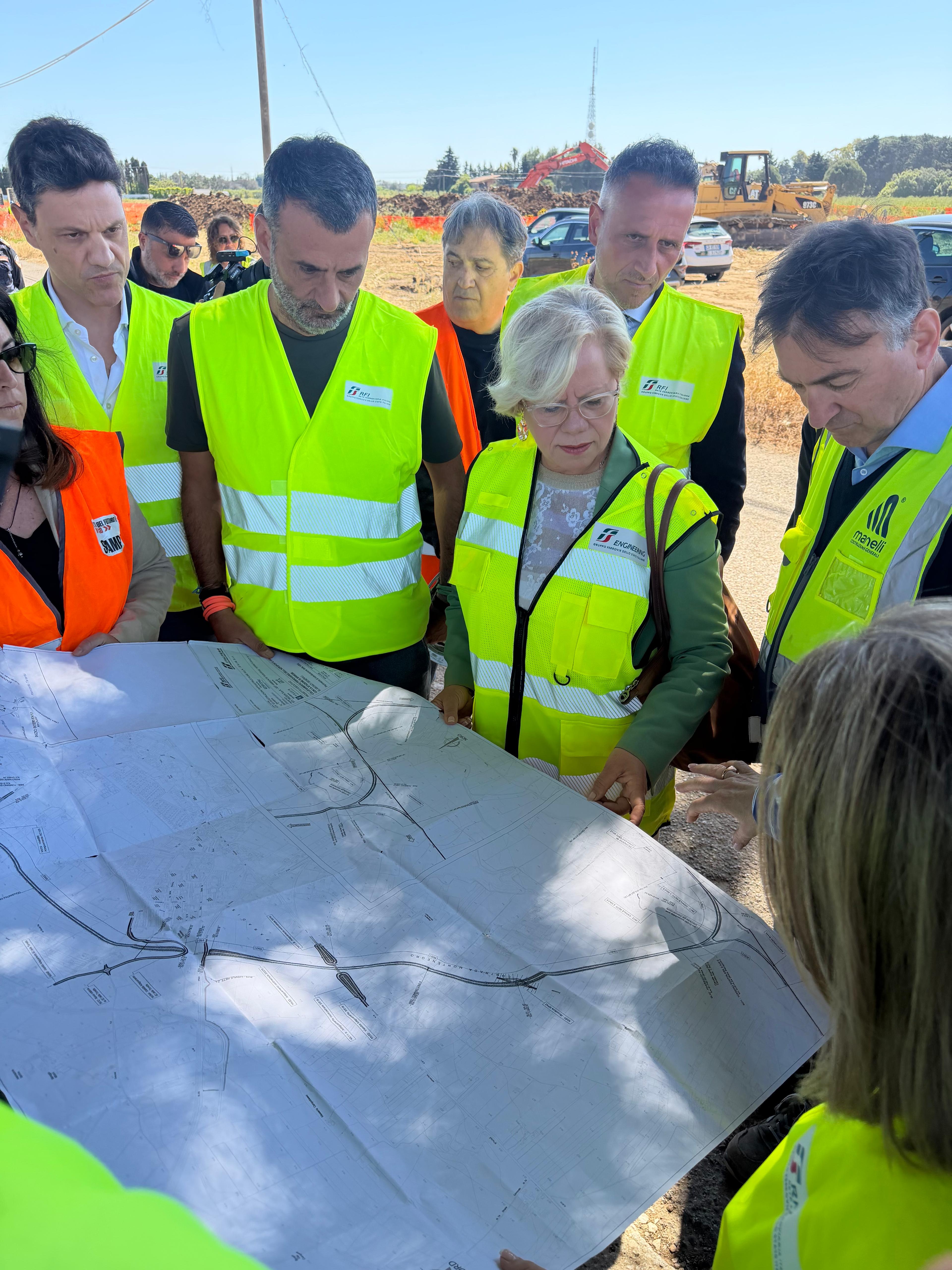 Galleria Collegamento ferroviario Brindisi Centrale-Aeroporto, il presidente della Regione visita il cantiere - Diapositiva 5 di 7