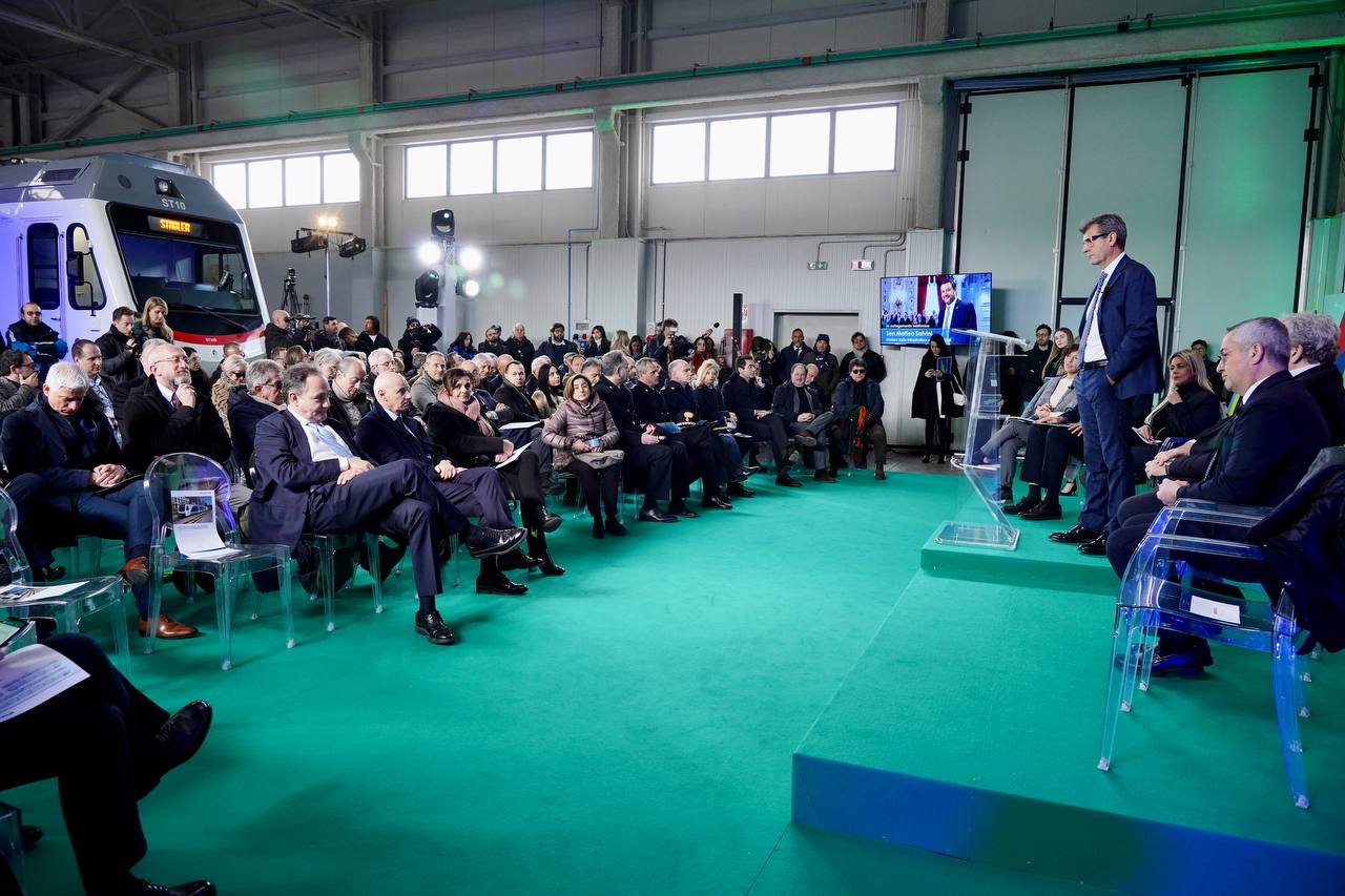 Galleria FAL, INAUGURATI A BARI 4 NUOVI TRENI:  PARCO MEZZI RINNOVATO AL 100% - Diapositiva 2 di 15