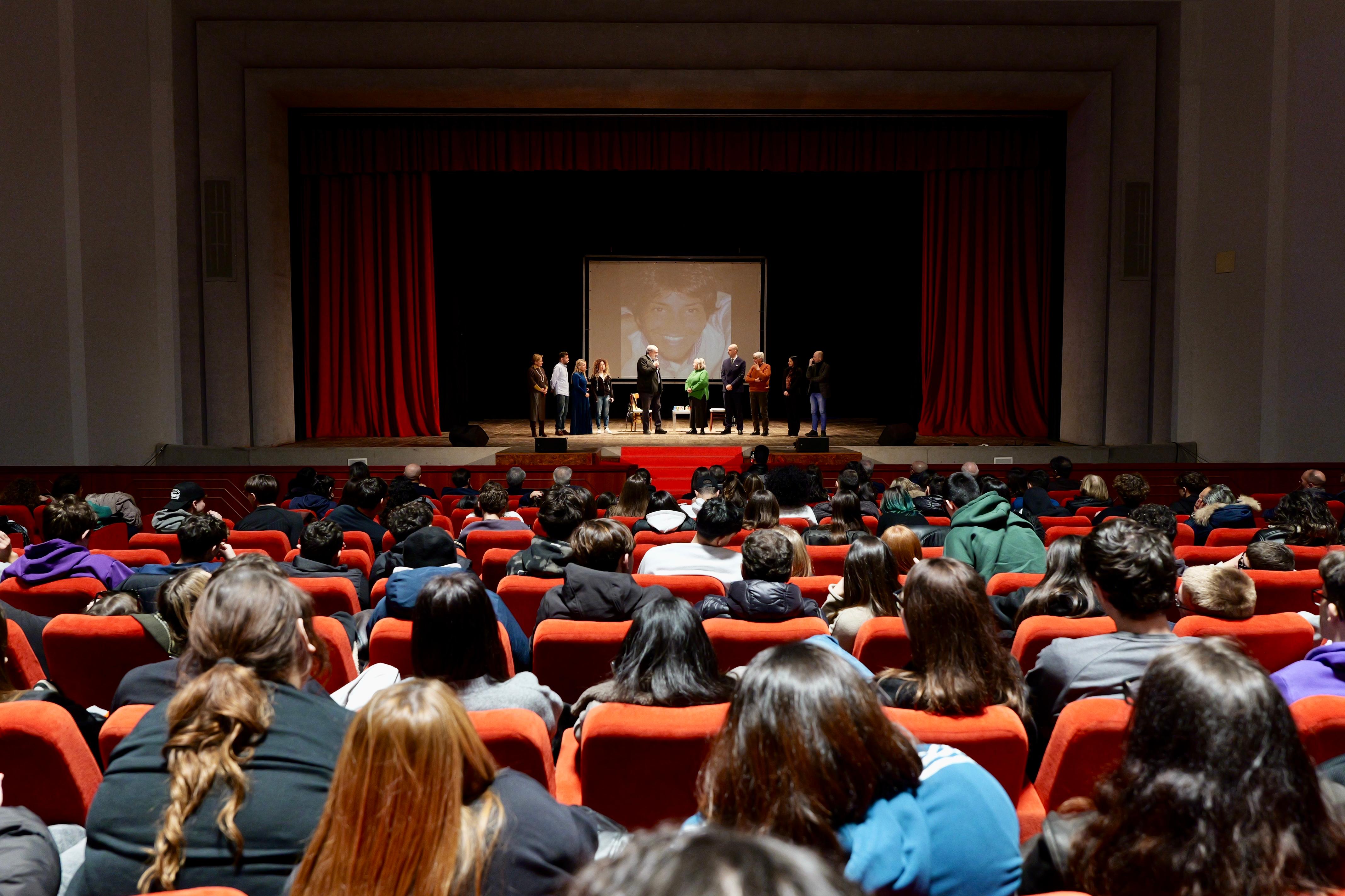 Galleria Donazione degli organi, il presidente Emiliano a Brindisi per l’evento conclusivo del progetto “Il dono a scuola” - Diapositiva 5 di 8