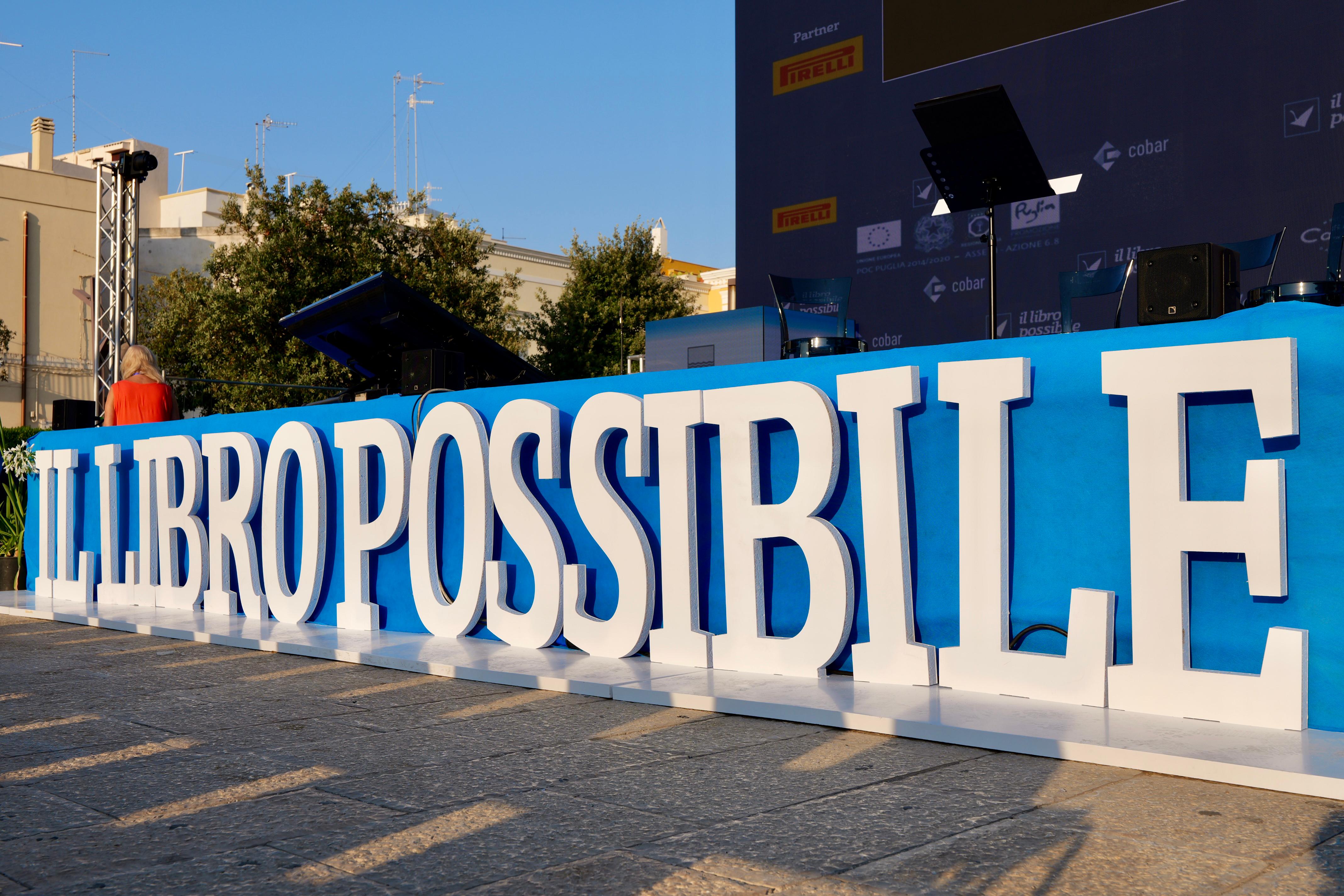 Galleria IL PRESIDENTE EMILIANO ALL’APERTURA DEL FESTIVAL IL LIBRO POSSIBILE A POLIGNANO A MARE - Diapositiva 11 di 12