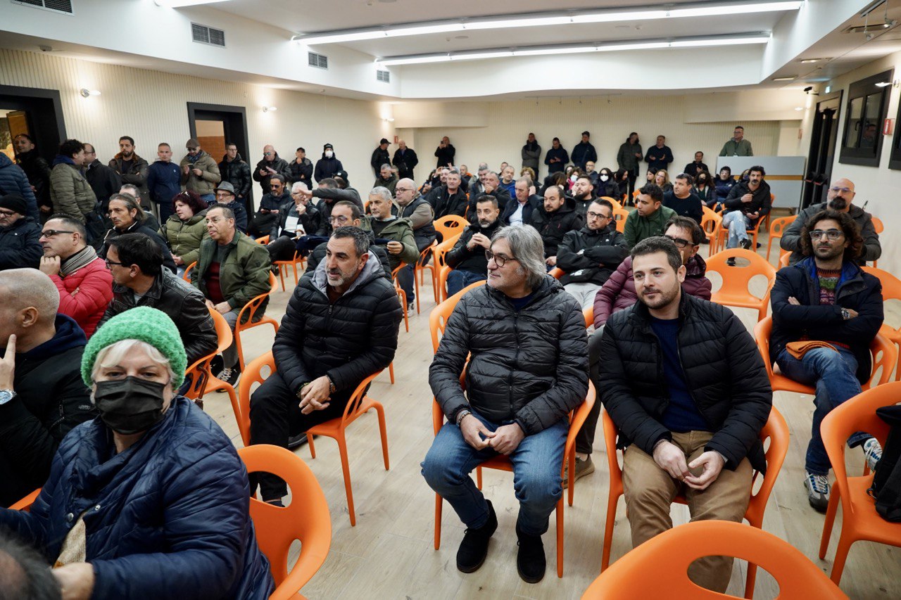 Galleria Ex Ilva, Emiliano all’assemblea USB di Taranto: “Il Governo è in difficoltà, ma spero ci autorizzi a utilizzare la somma di denaro messa a disposizione dalla Regione Puglia” - Diapositiva 10 di 11