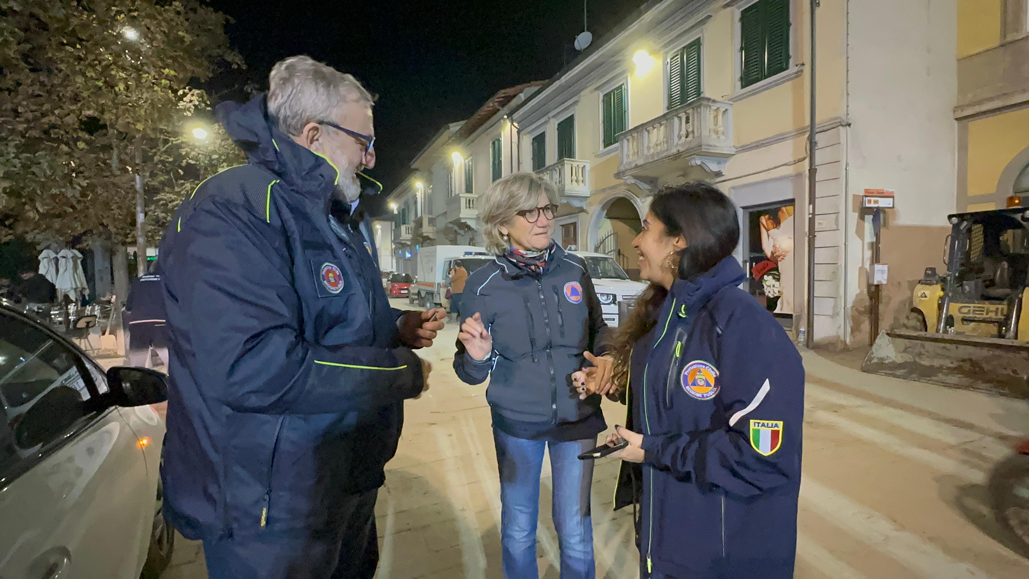Galleria EMERGENZA ALLUVIONE, EMILIANO E GIANI A CAMPI BISENZIO CON LA COLONNA MOBILE DELLA PROTEZIONE CIVILE  - Diapositiva 2 di 18
