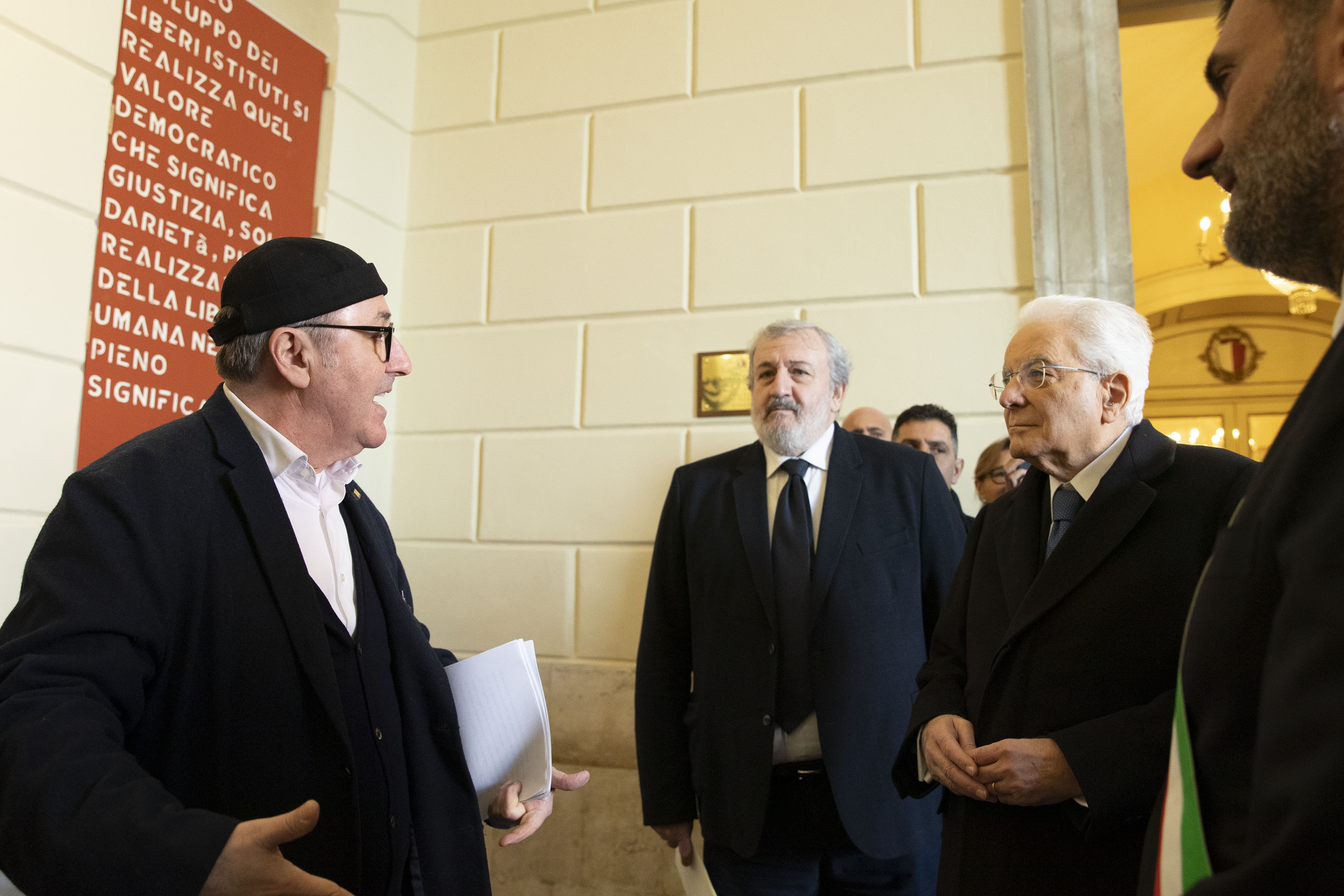 Galleria Il presidente della Repubblica Sergio Mattarella e il presidente della Regione Puglia Michele Emiliano alla mostra sulle stragi nazifasciste nella Guerra di Liberazione 1943-1945 - Diapositiva 14 di 17