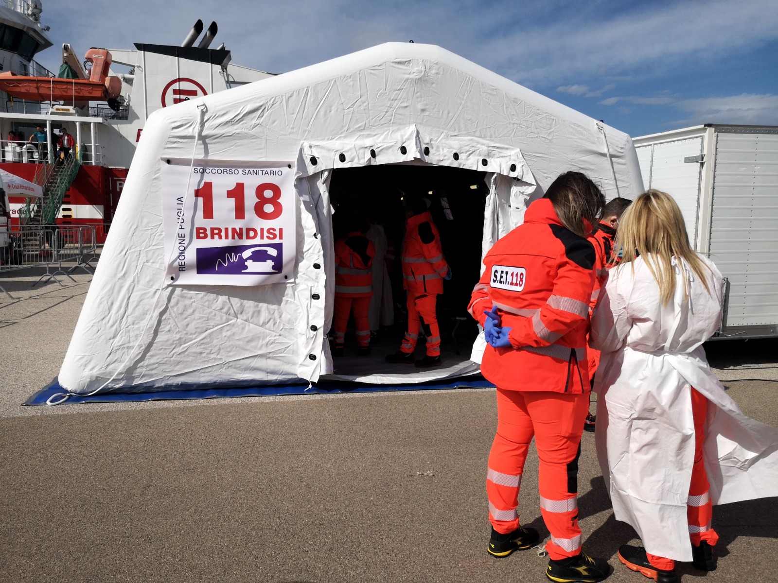 Galleria ACCOLTA A BRINDISI LA NAVE DI EMERGENCY CON 105 PERSONE SALVATE AL LARGO DELLA LIBIA. - Diapositiva 6 di 15