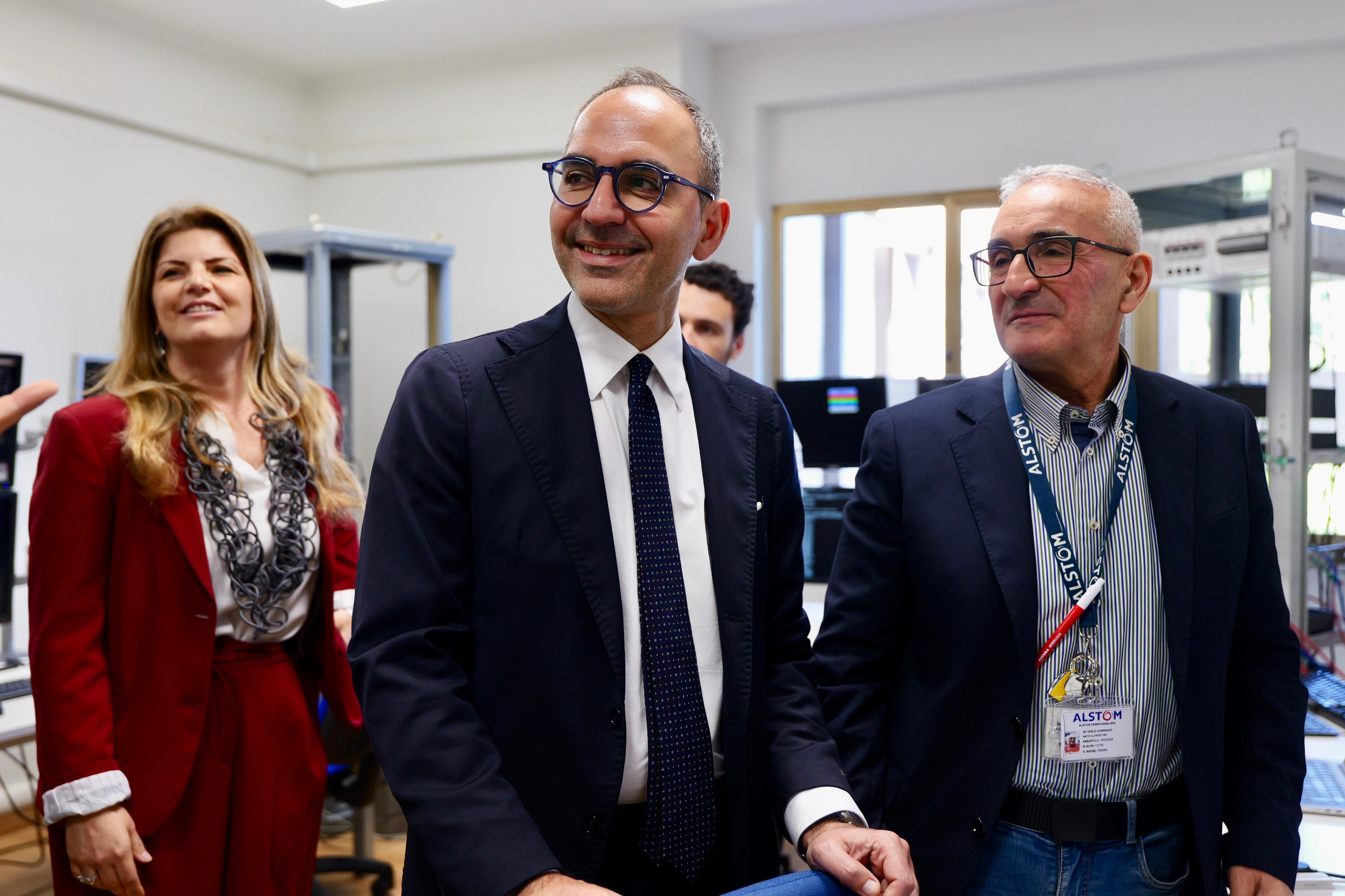 Galleria Trasporti, l’assessore Piemontese in visita alla sede Alstom di Modugno (Bari), dove si lavora sulle tecnologie applicate alla mobilità e alla sicurezza del trasporto ferroviario - Diapositiva 3 di 14