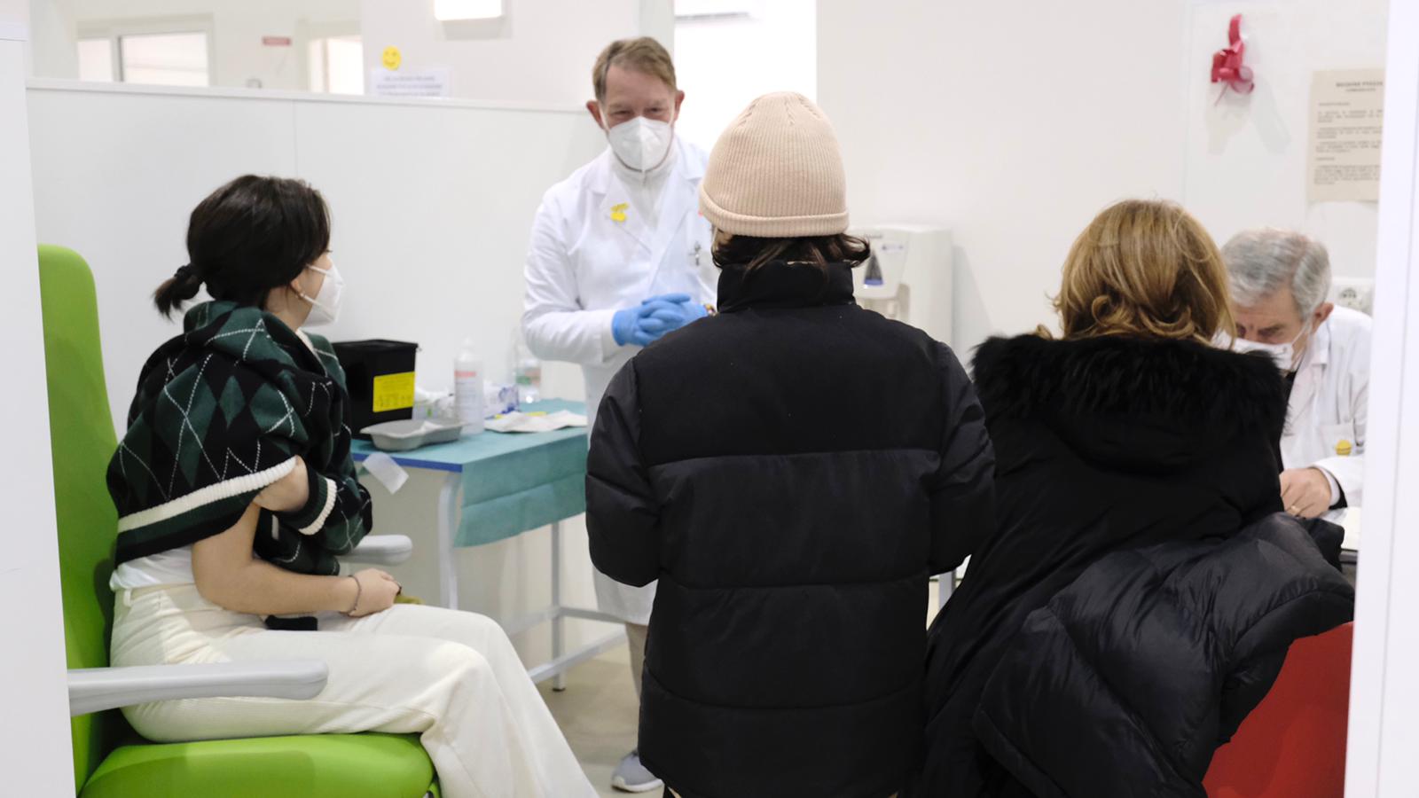 Galleria Ottomila prenotazioni dei 12-19 anni pugliesi per “La notte è giovane”: da stasera a domenica sessioni vaccinali notturne - Diapositiva 7 di 7