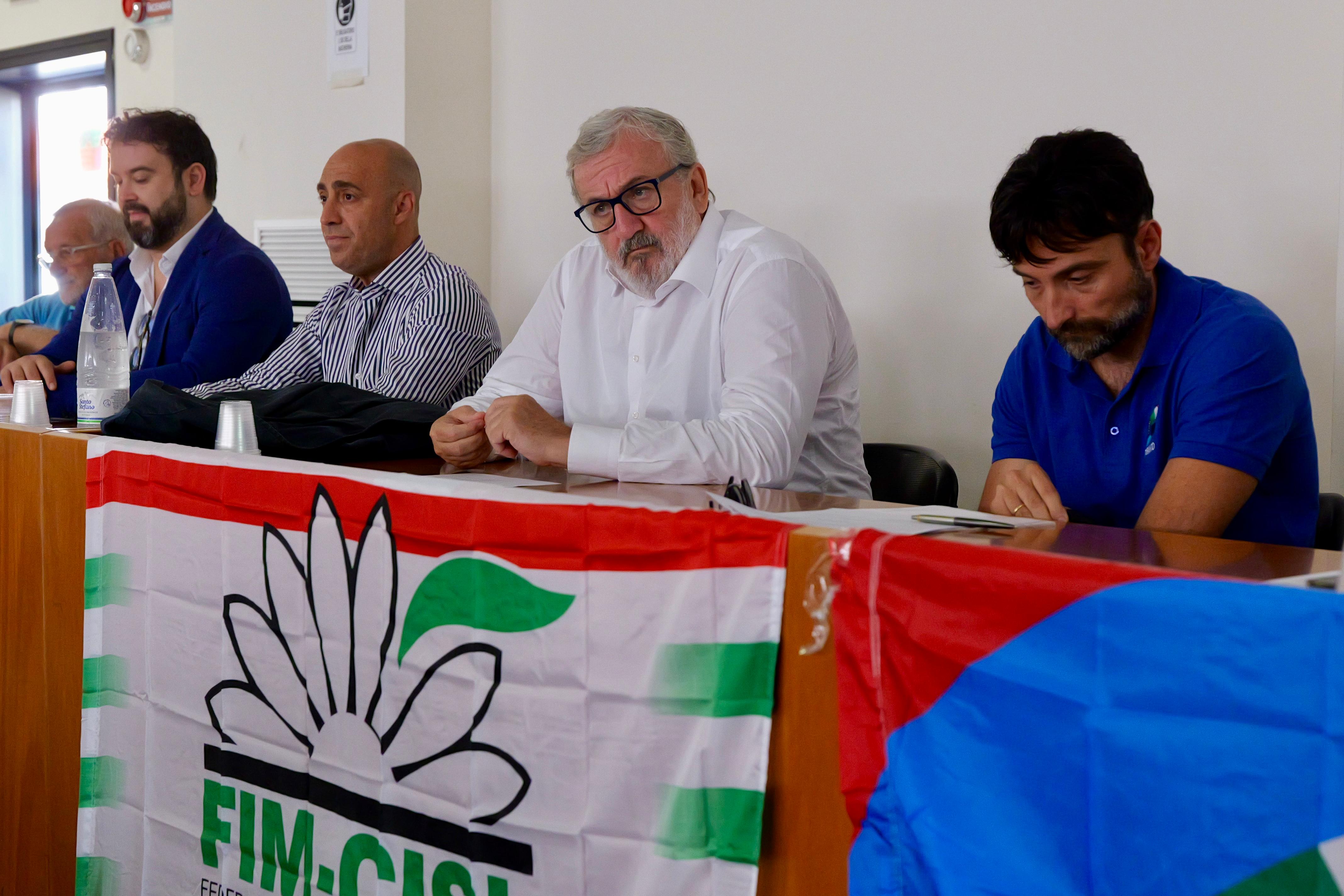 Galleria Il presidente Emiliano al consiglio di fabbrica ex Ilva: “il sindacato ci chiede di non mollare sulla decarbonizzazione e di non favorire la deindustrializzazione” - Diapositiva 5 di 7