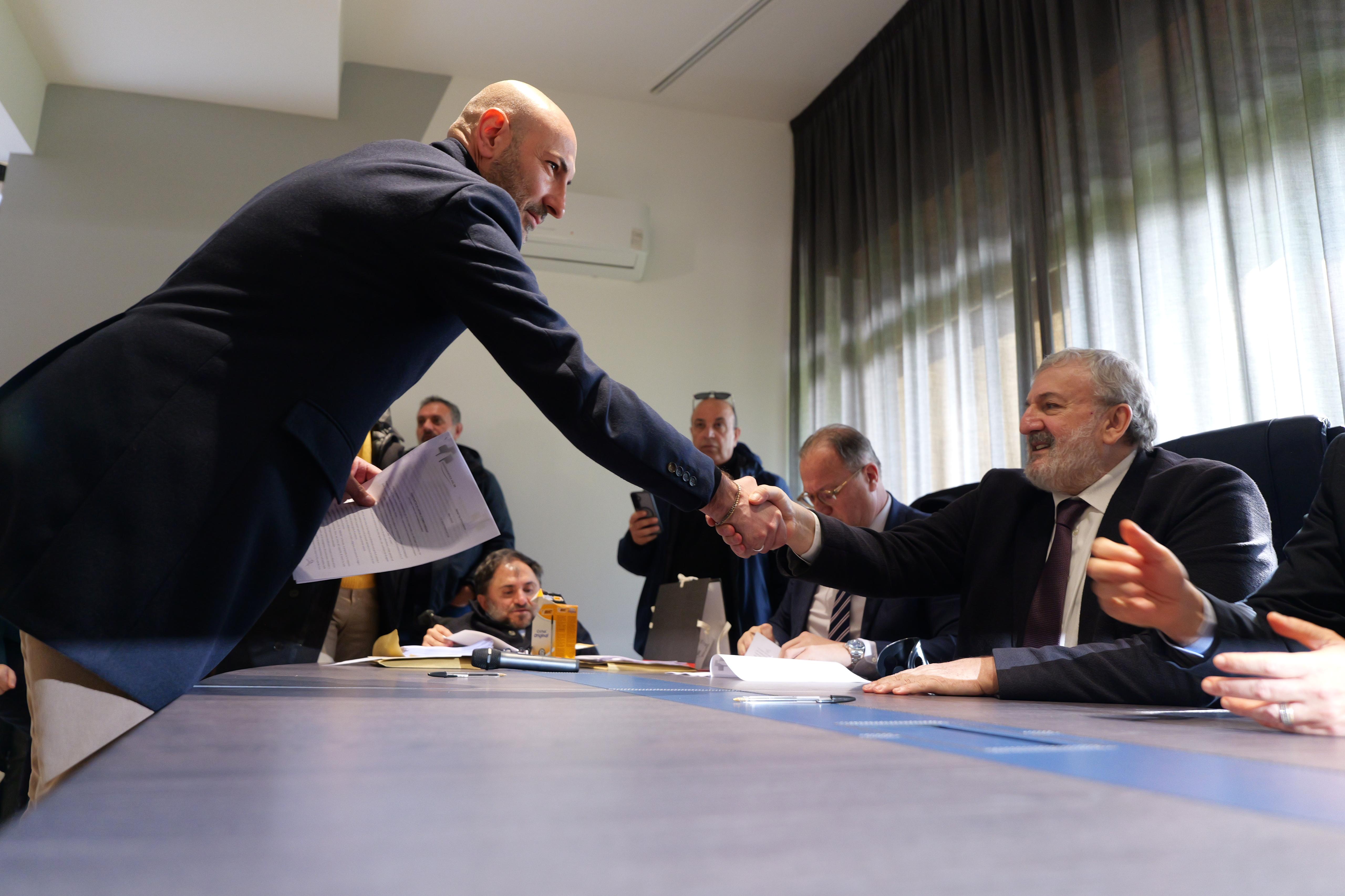 Galleria ASL BRINDISI, EMILIANO A FIRMA CONTRATTI SANITASERVICE E ALL’OSPEDALE PERRINO PER NUOVI APPARECCHI DI MEDICINA NUCLEARE E RADIOTERAPIA - Diapositiva 19 di 22