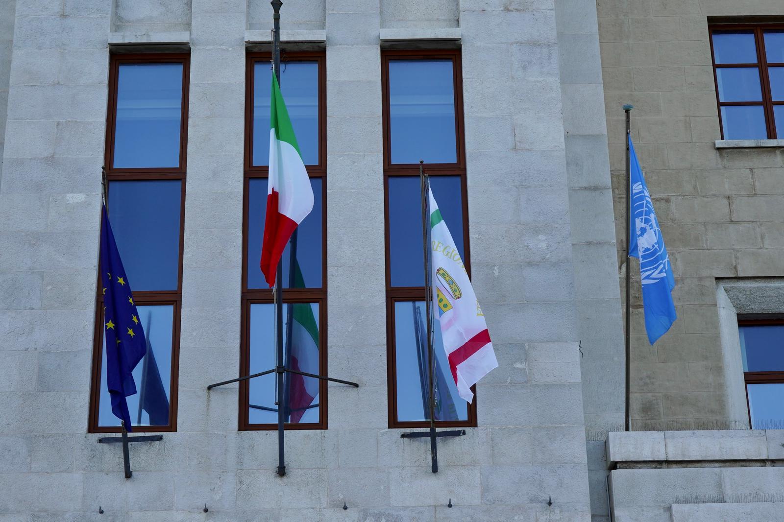 Galleria La Puglia celebra la Giornata Mondiale delle Nazioni Unite 2022 - Diapositiva 2 di 3